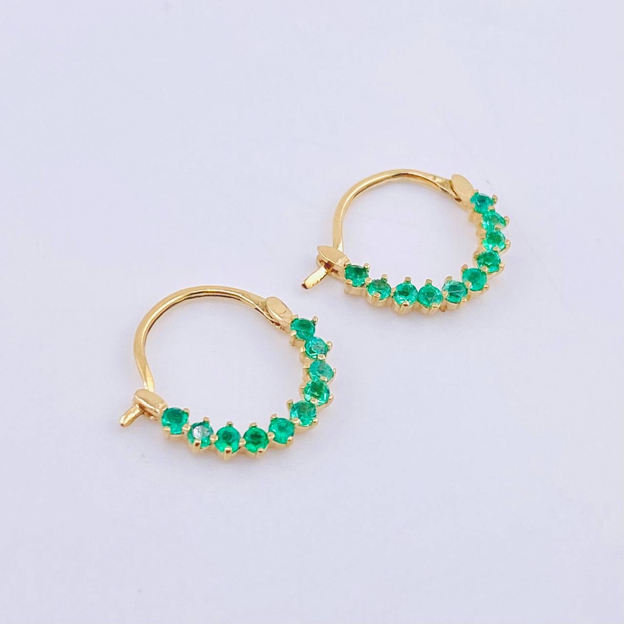 Candongas Filamento Tupido Esmeraldas 40pts 1.55gr / 1/2 in / Oro Amarillo 18K ©