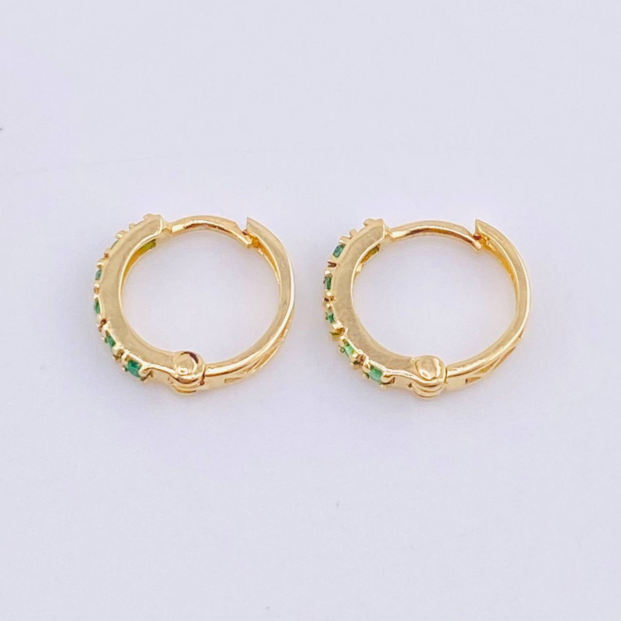 Candongas Carril Encerrado Esmeraldas 32pts 1.65gr / 1/2 in / Oro Amarillo 18K ©