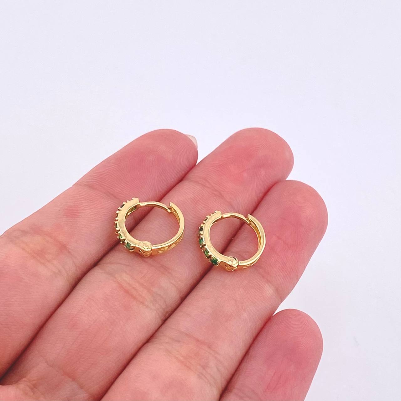 Candongas Carril Encerrado Esmeraldas 32pts 1.65gr / 1/2 in / Oro Amarillo 18K ©