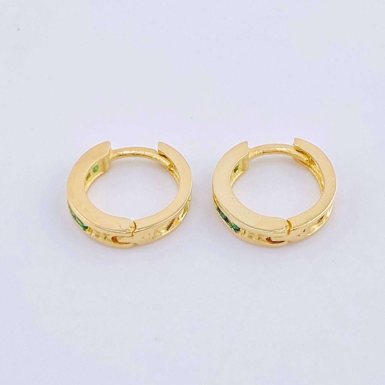 Candongas Carril Encerrado Esmeraldas 35pts 3.1gr / 1/2 in / Oro Amarillo 18K *