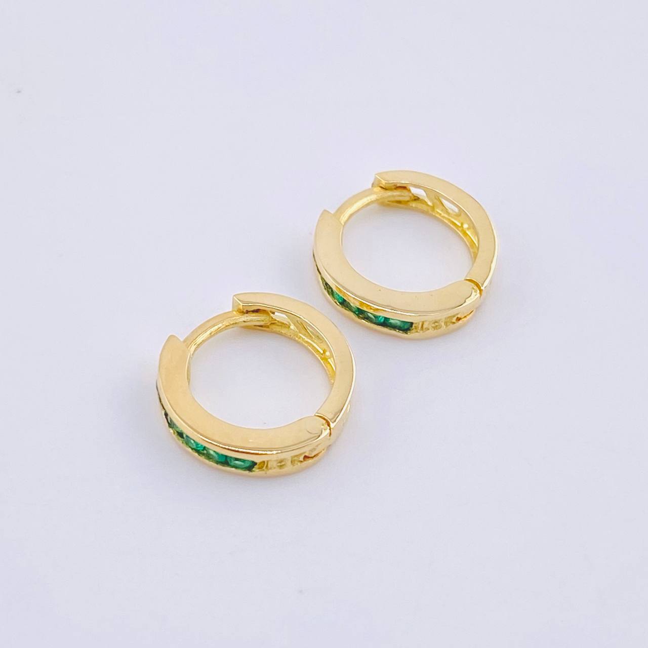 Candongas Carril Interno Esmeraldas 35pts 3gr / 1/2 in / Oro Amarillo 18K ©