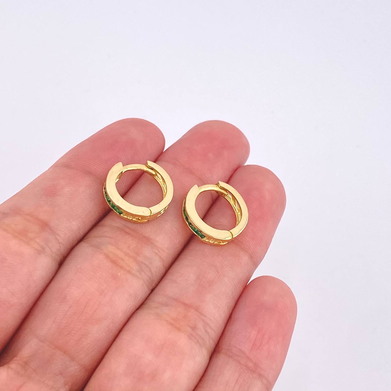 Candongas Carril Encerrado Esmeraldas 35pts 3.1gr / 1/2 in / Oro Amarillo 18K *