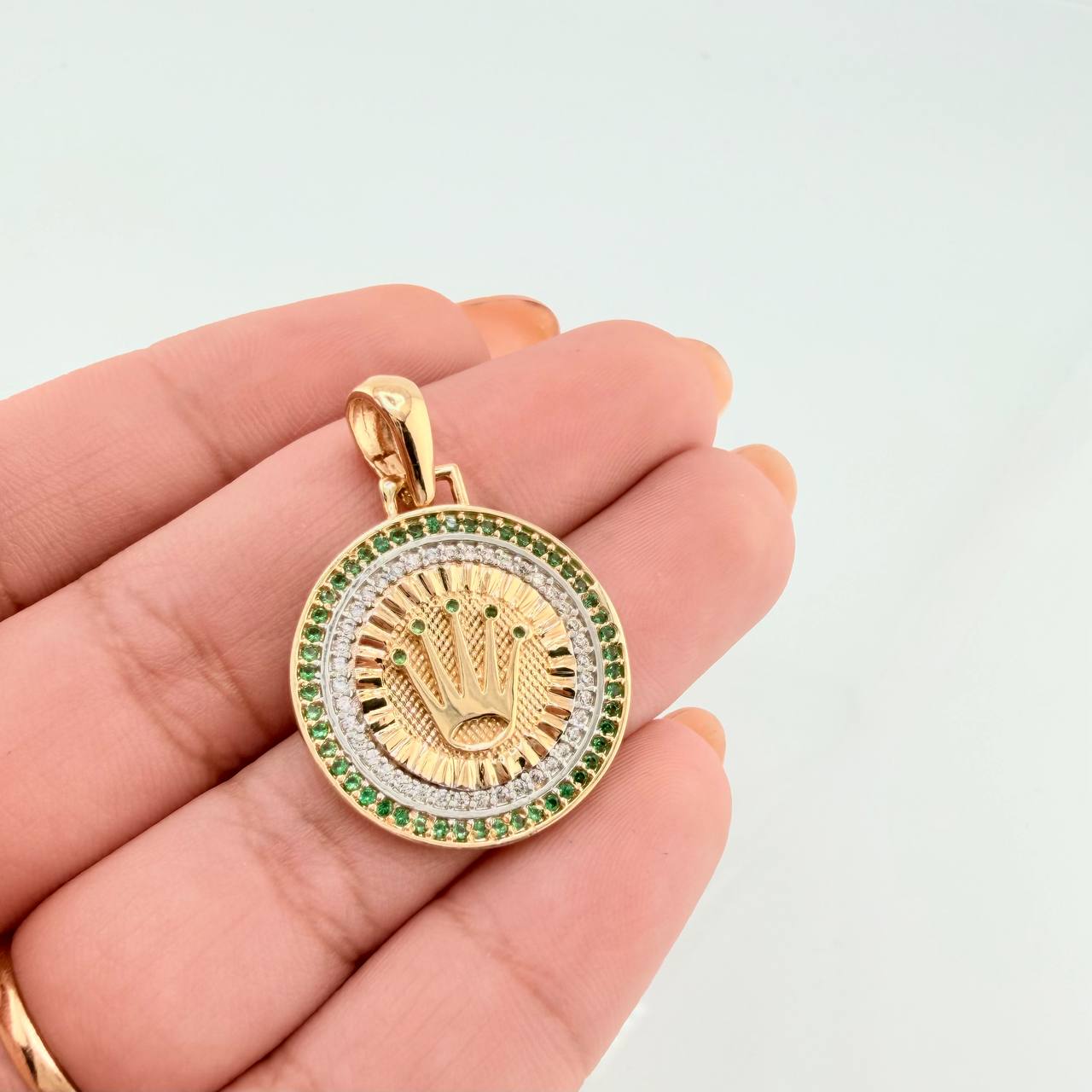 Pendant Crown Medal 4.2gr / 1 1/4 in / Two-tone Yellow White 18K Gold