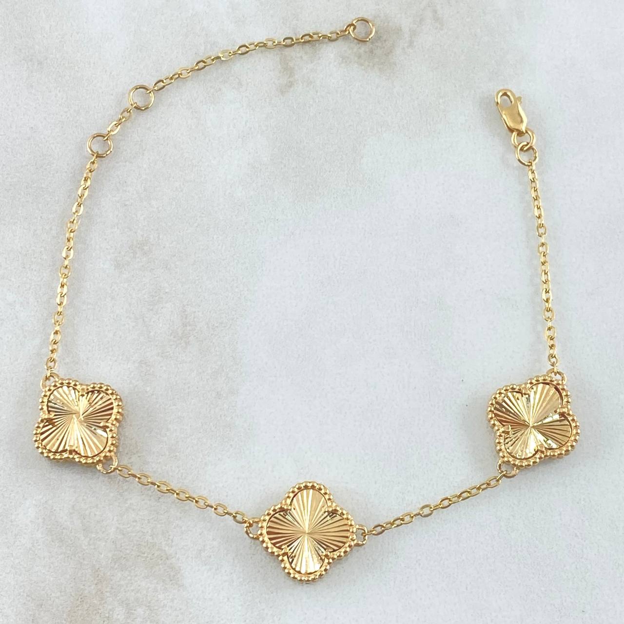 Pulso Aro Seguido Trébol VCyA Gradual 5.65gr / 18cm-20.5cm / 1.5mm Diamantado Punteado 3und Oro Amarillo  18K ©