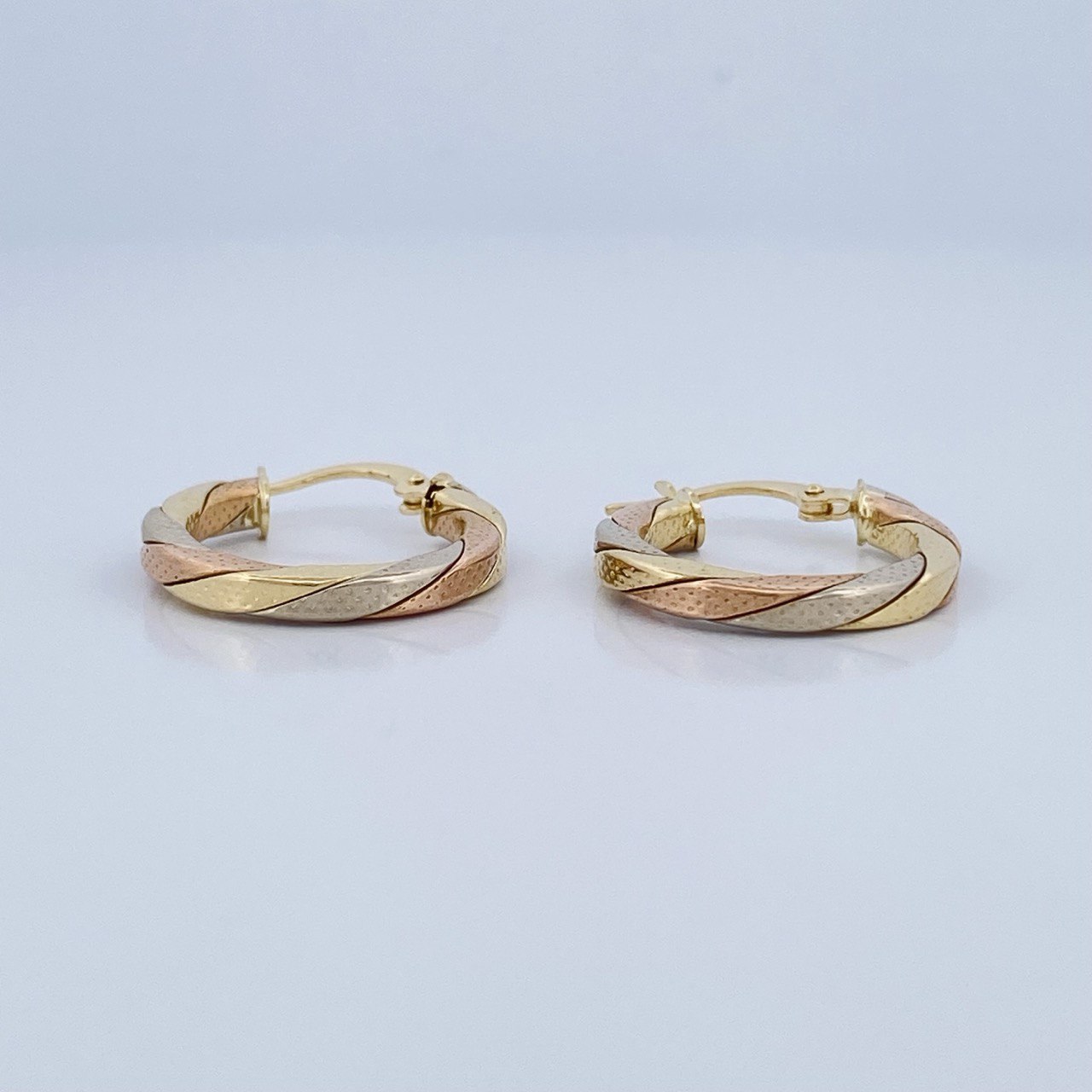 Majo Hoop Earrings 2.2gr / 0.9in / Three 18K Golds &