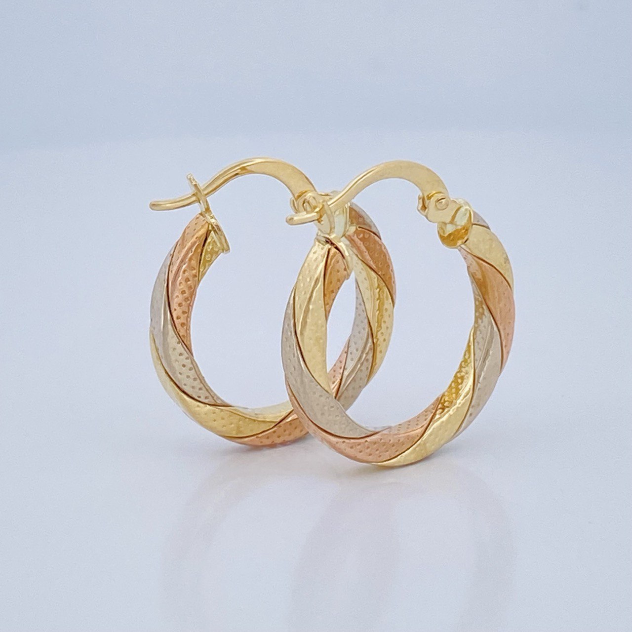 Majo Hoop Earrings 2.2gr / 0.9in / Three 18K Golds &