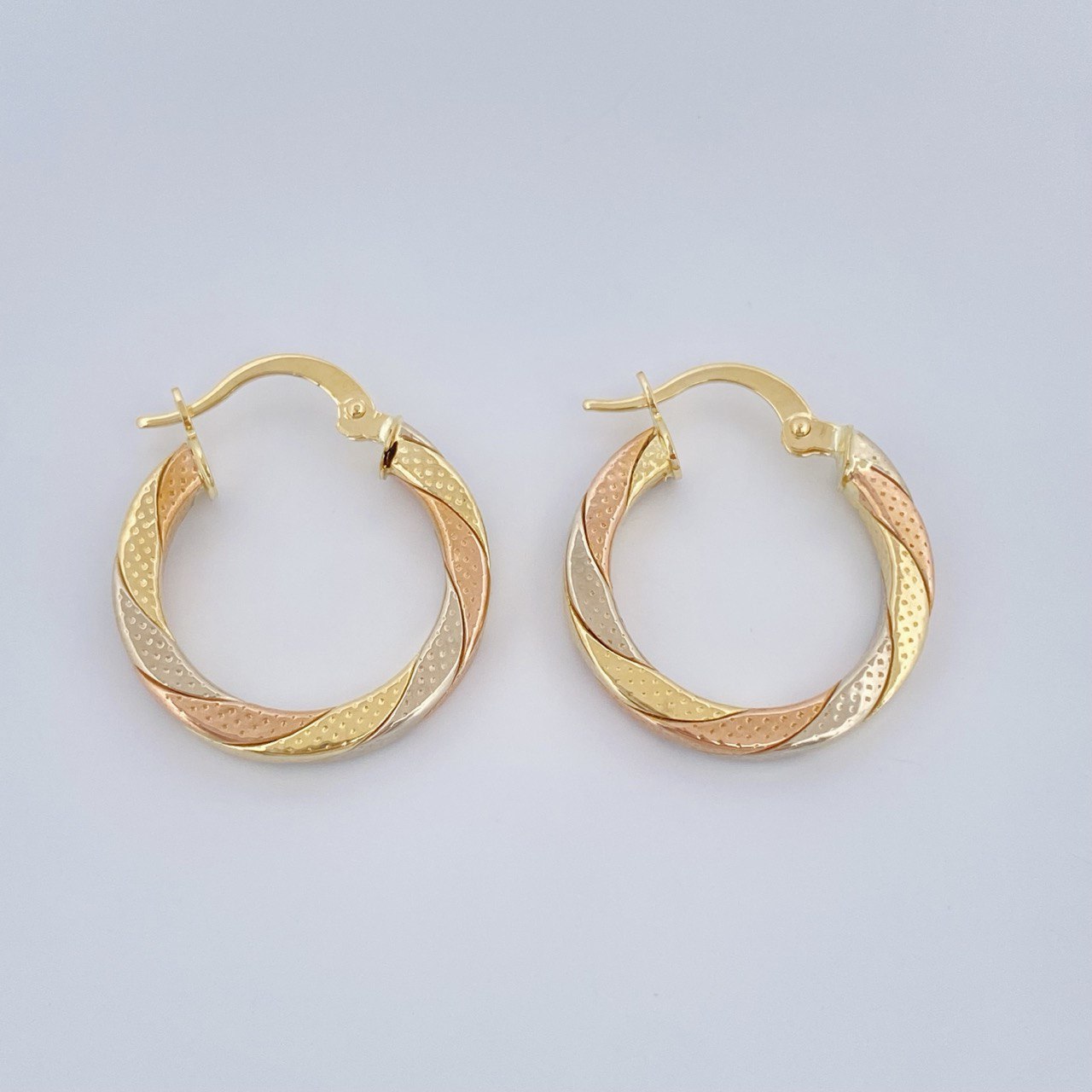 Majo Hoop Earrings 2.2gr / 0.9in / Three 18K Golds &