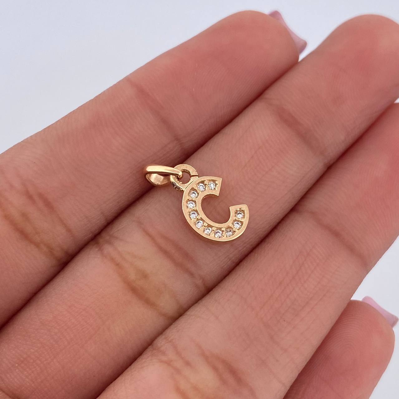 Dije Letra C 0.75gr / 1.4cm / Circones Blancos Oro Amarillo 18K $