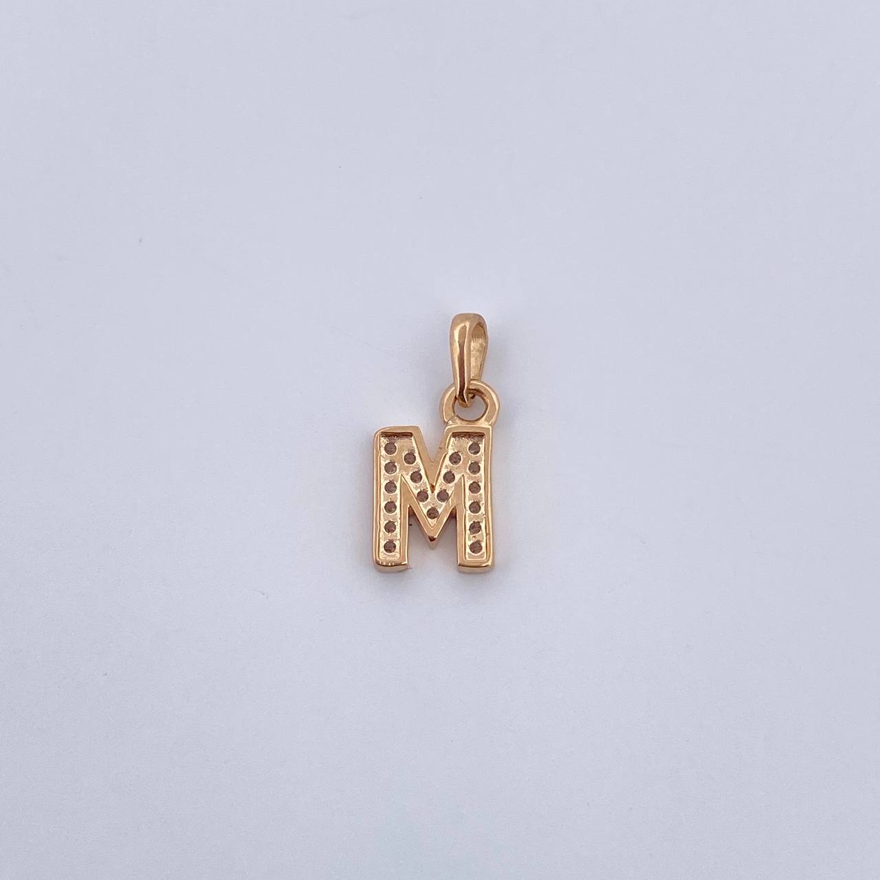 Dije Letra M 0.8gr / 1.5cm / Circones Blancos Oro Amarillo 18K $