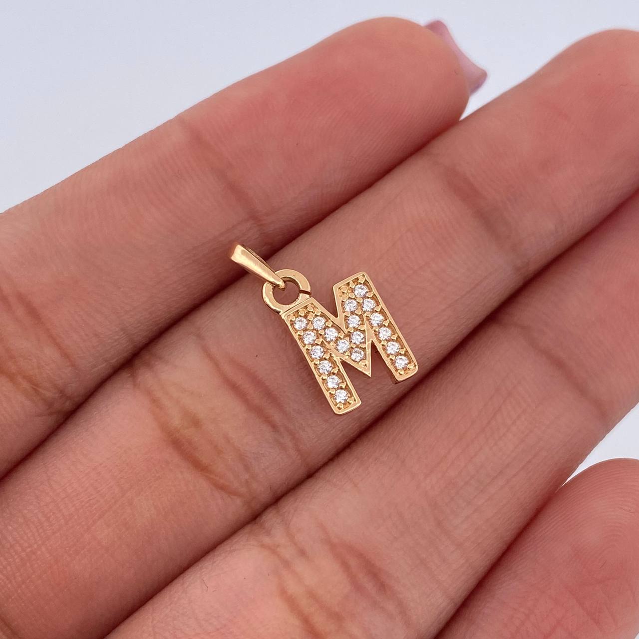 Dije Letra M 0.8gr / 1.5cm / Circones Blancos Oro Amarillo 18K $