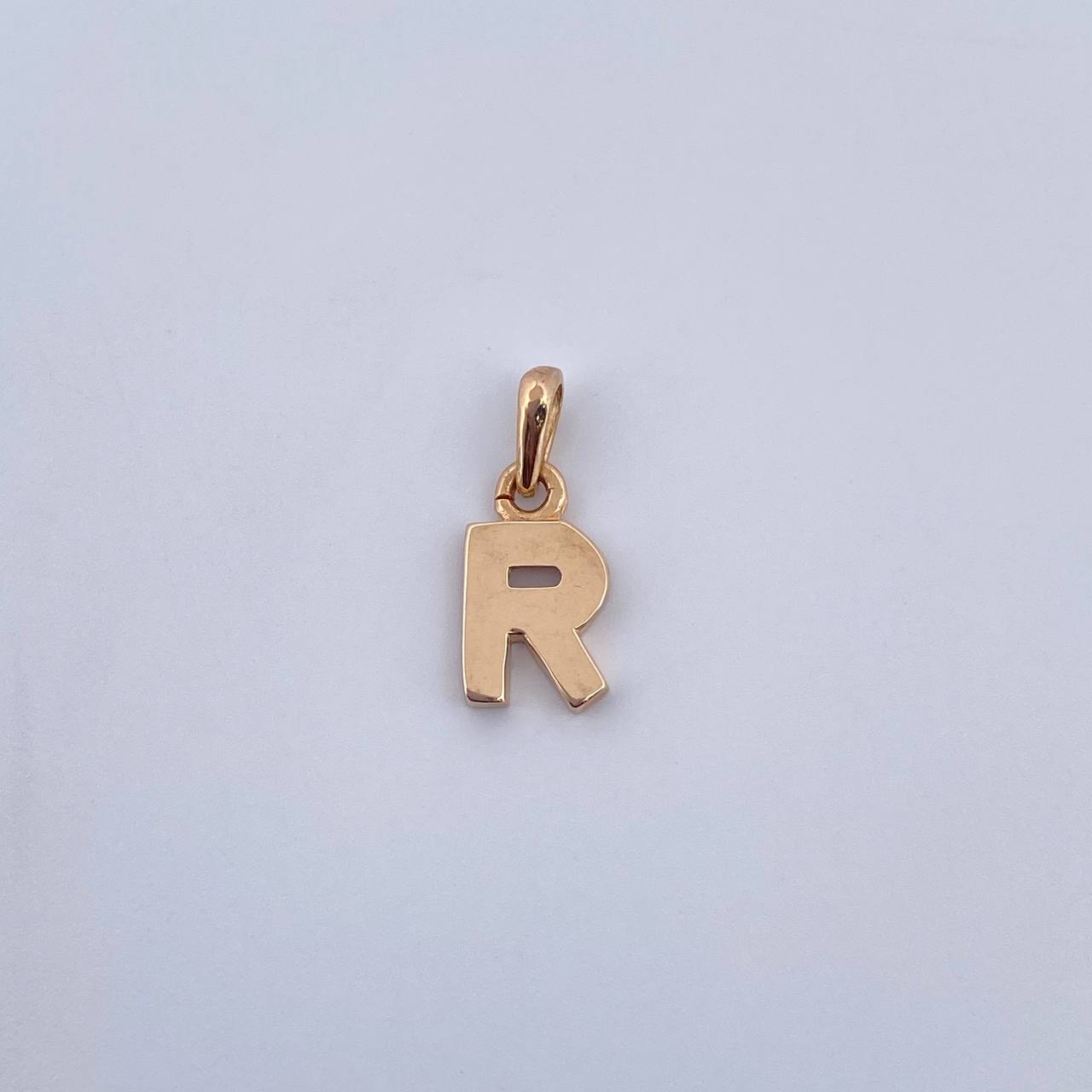 Pendant Letter R 0.55gr / 1.4cm / Smooth 18K Yellow Gold $