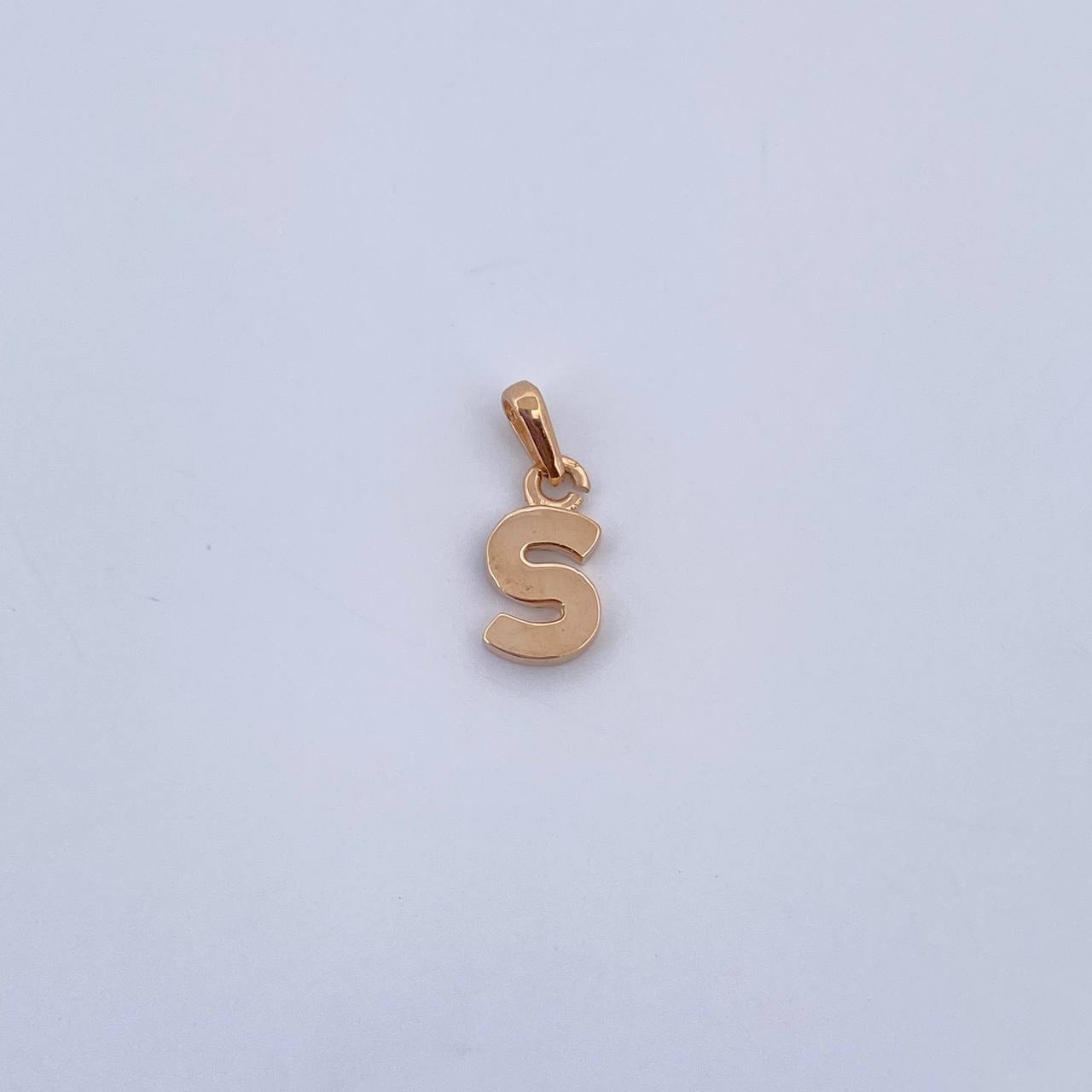 Dije Letra S 0.6gr / 1.4cm / Liso Oro Amarillo 18K $