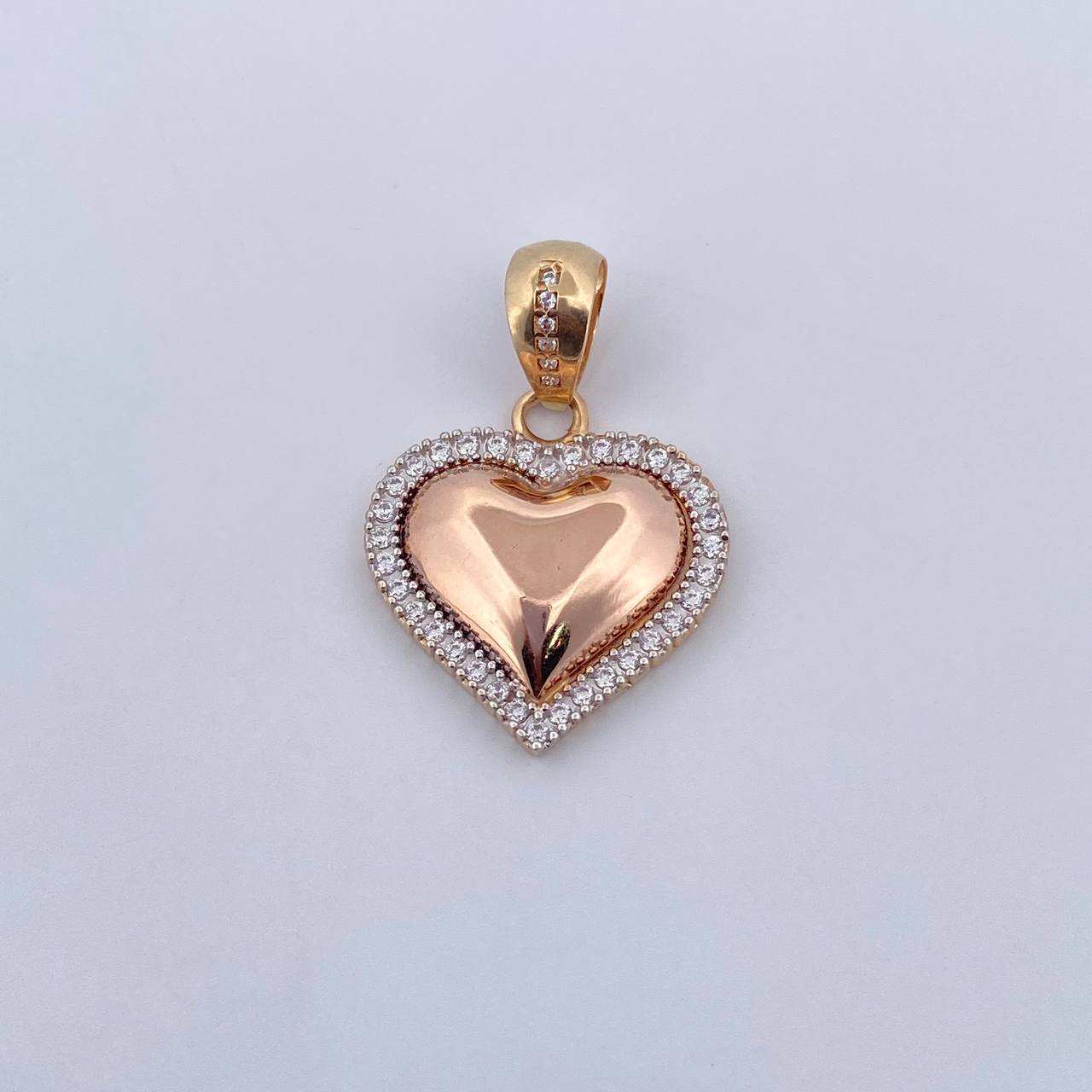 Dije Corazon 4.45gr / 2.8cm / Circones Blancos Tres Oros 18K $