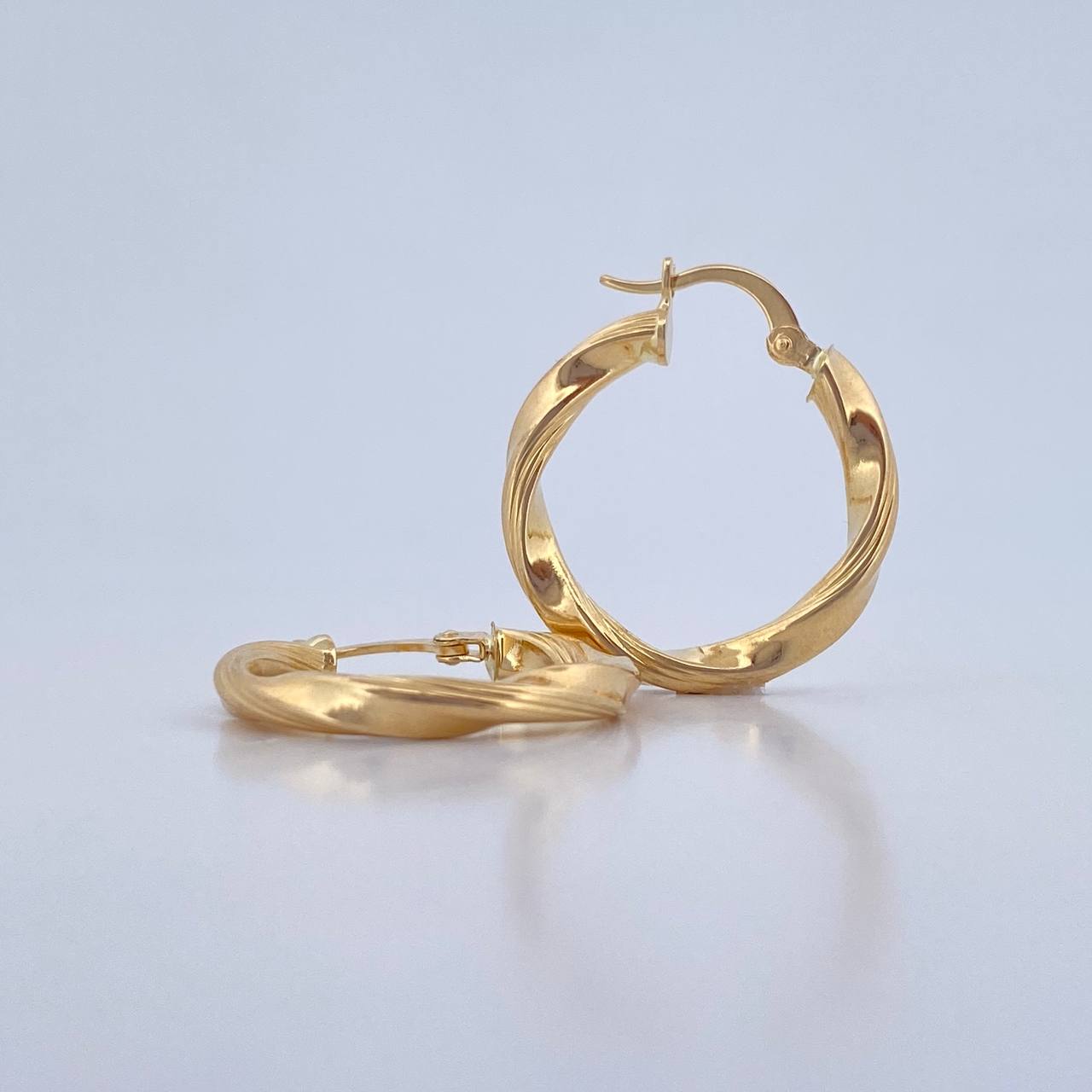 Hoop Earrings May 2.6gr / 2.5cm / Striped 18K Yellow Gold $