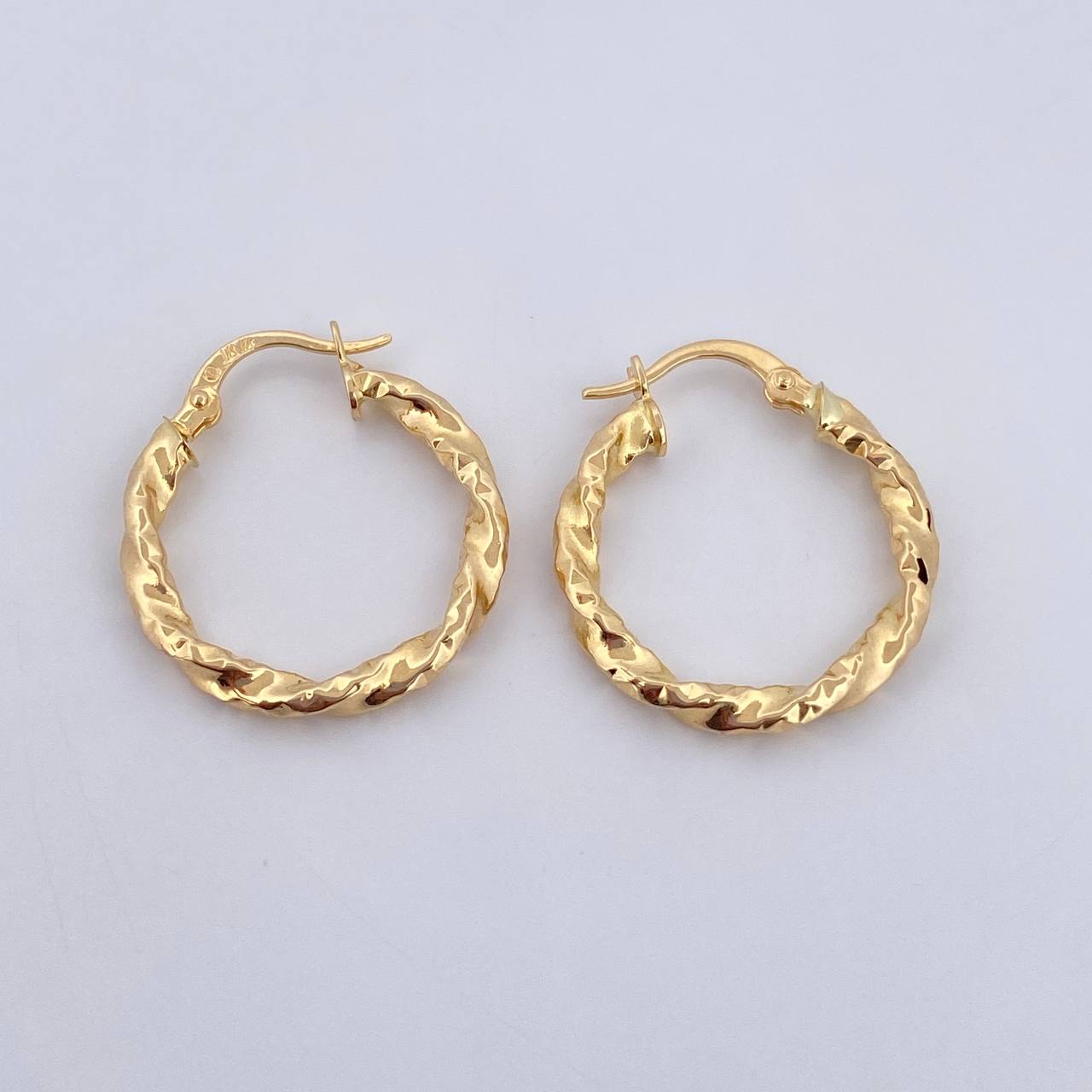 Candongas Freya 2.2gr / 2.2cm / Entorchadas Diamantadas Oro Amarillo 18K $
