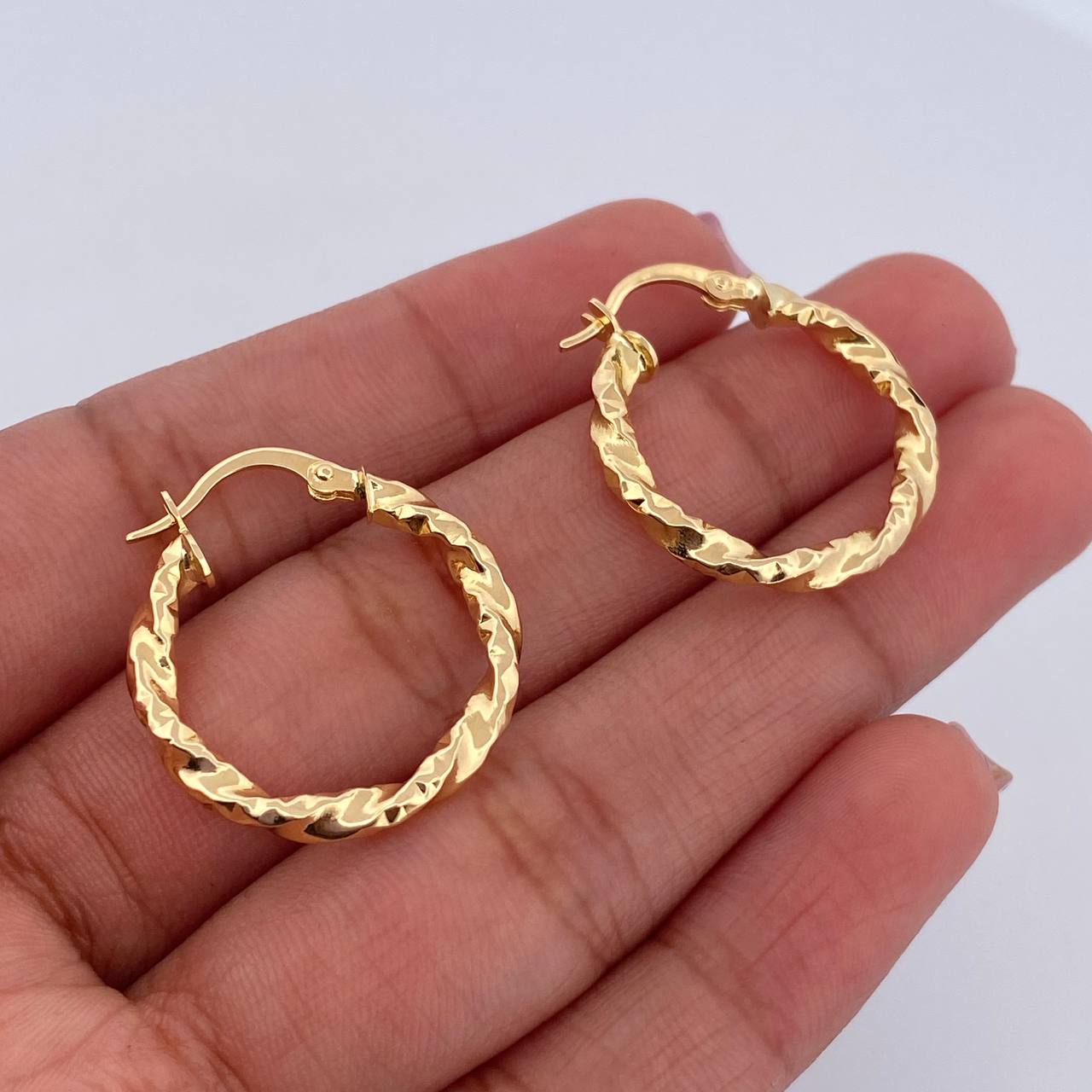 Candongas Freya 2.2gr / 2.2cm / Entorchadas Diamantadas Oro Amarillo 18K $