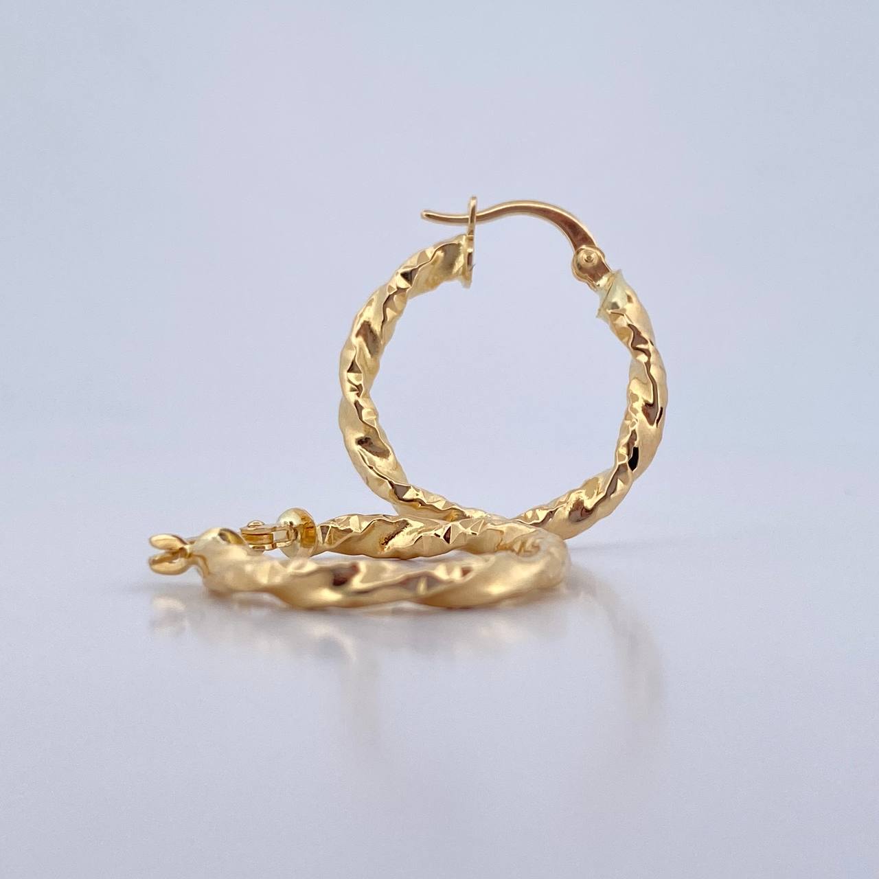 Candongas Freya 2.2gr / 2.2cm / Entorchadas Diamantadas Oro Amarillo 18K $