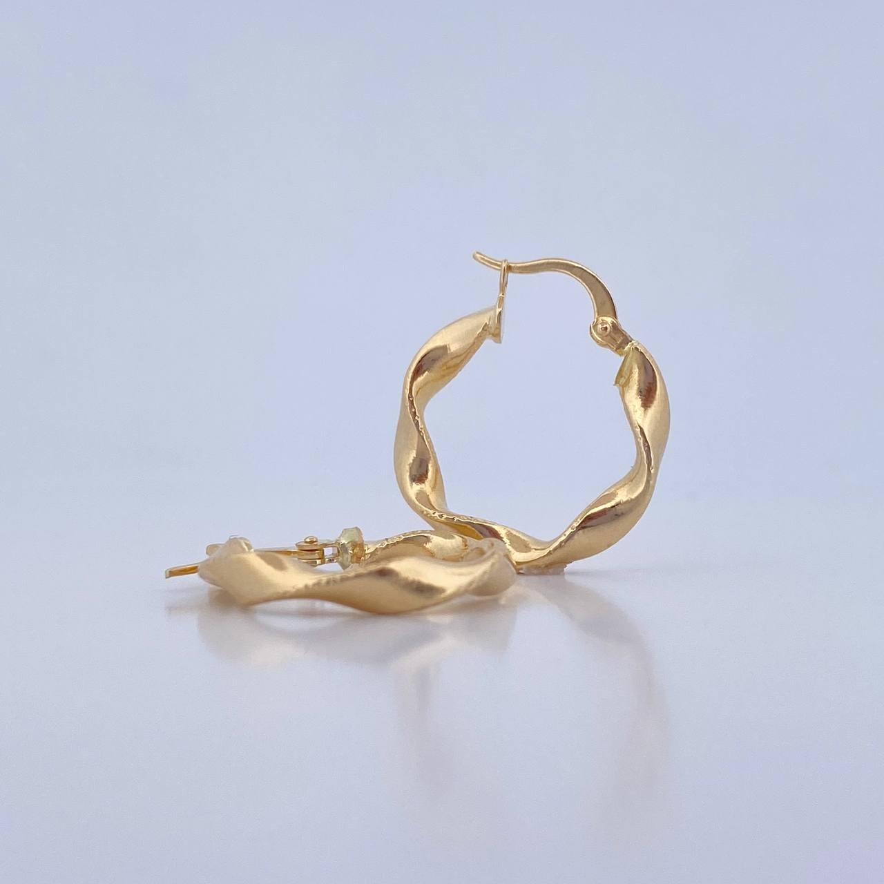 Candongas Nilo 2.5gr / 2.4cm / Espiral Punteadas Oro Amarillo 18K $