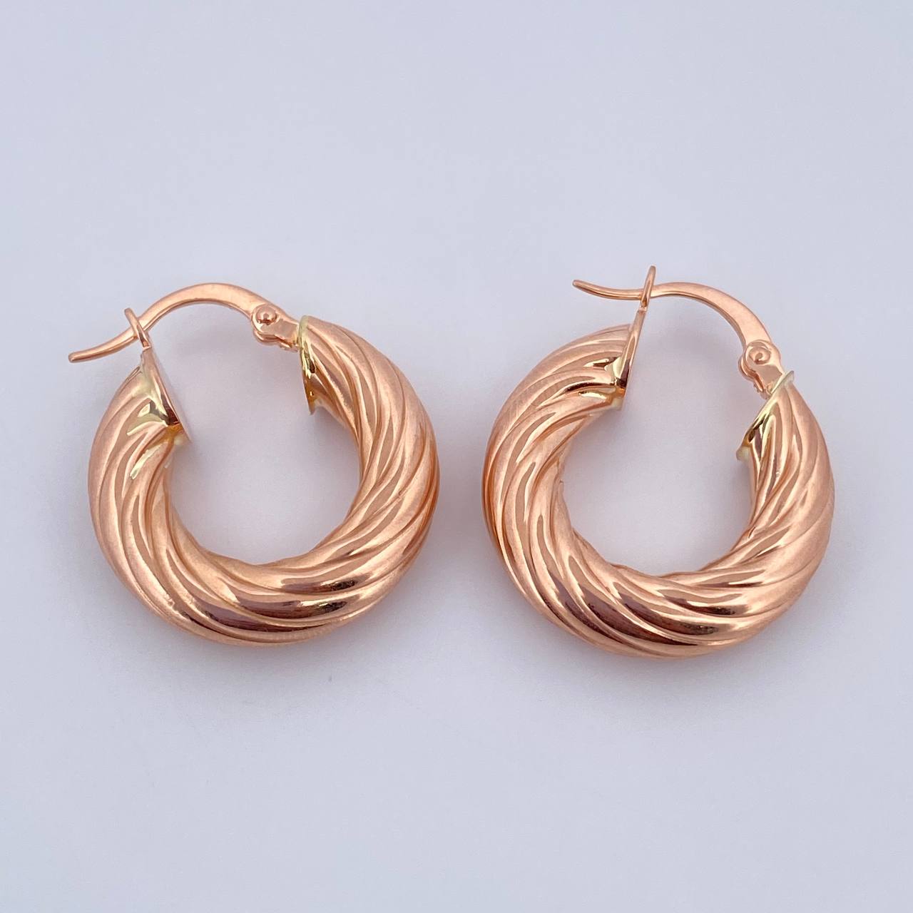 Candongas Sofi 3.85gr / 2.3cm / Rayadas Oro Rosa 18K $