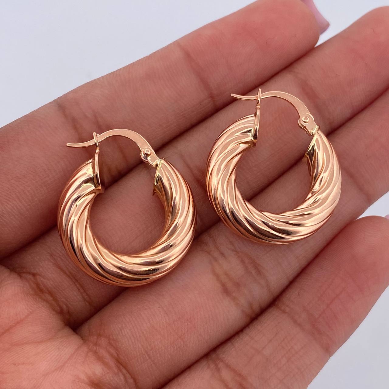 Candongas Sofi 3.85gr / 2.3cm / Rayadas Oro Rosa 18K $