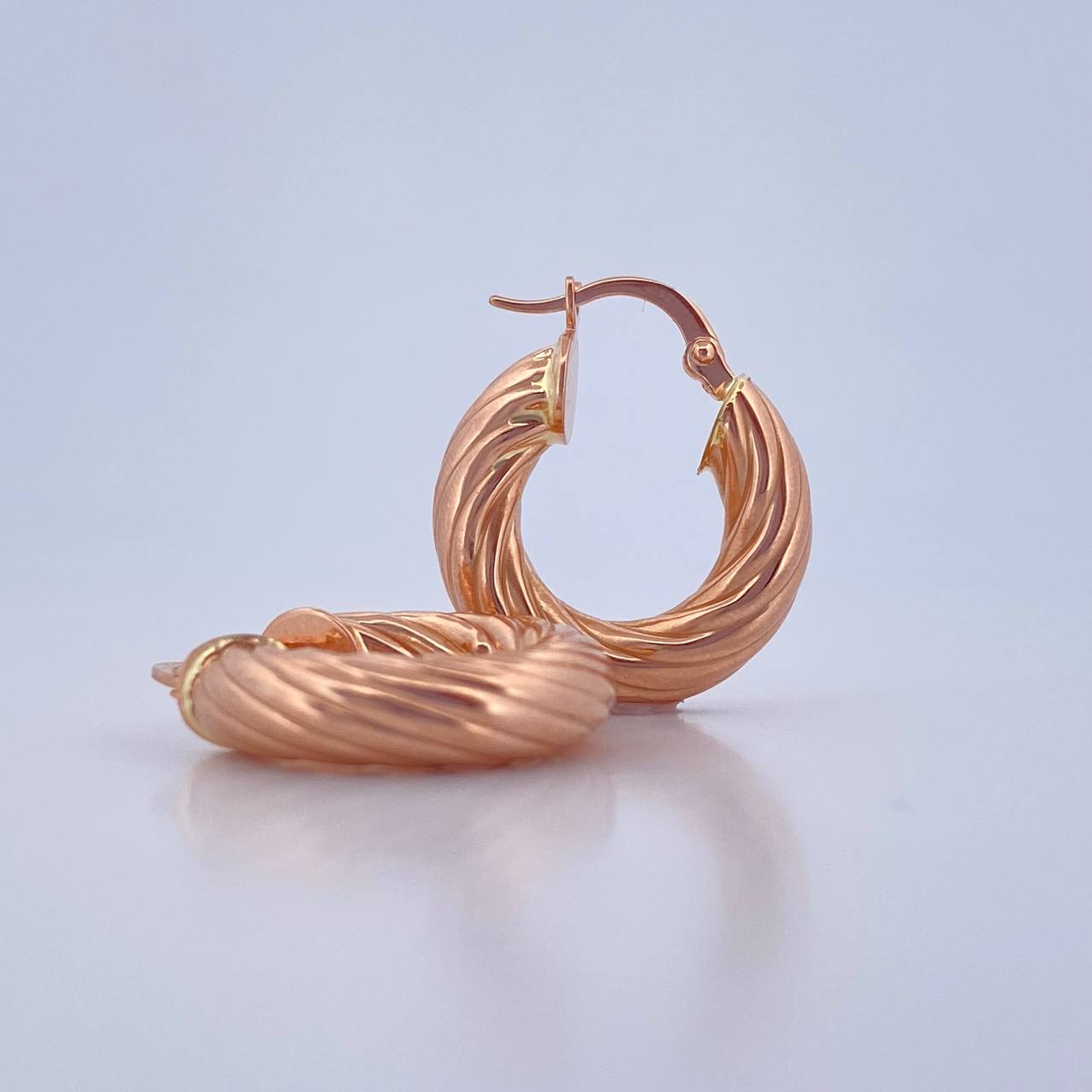 Candongas Sofi 3.85gr / 2.3cm / Rayadas Oro Rosa 18K $