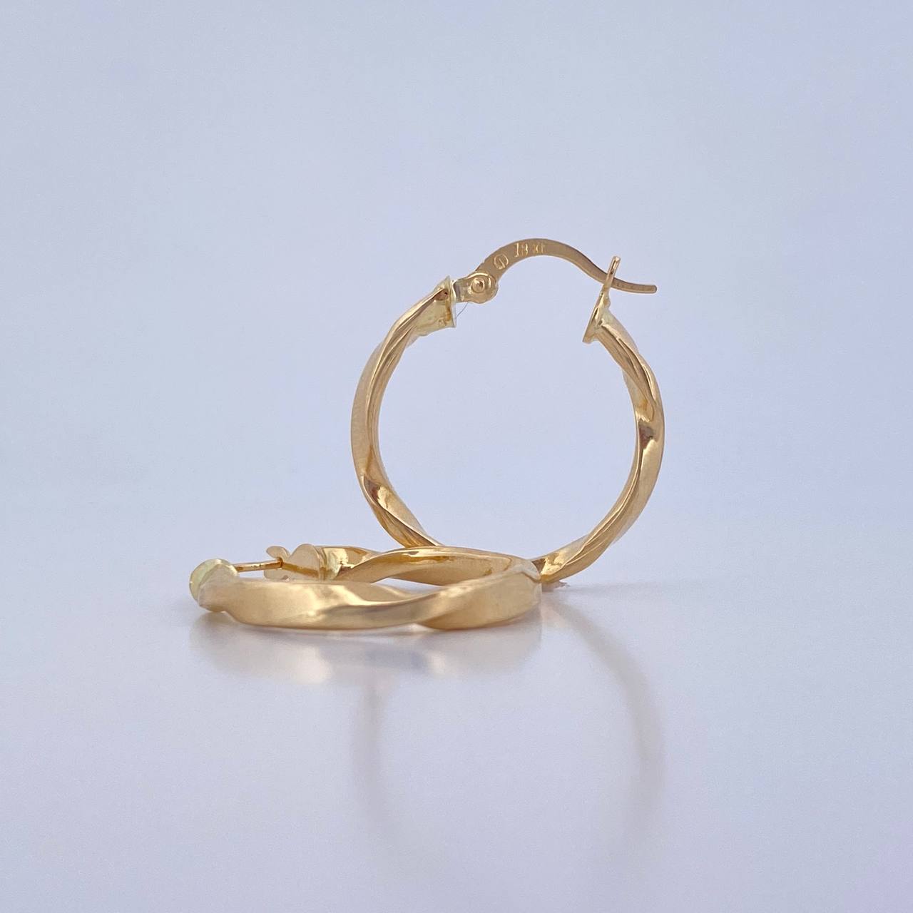 Hoop Earrings Milu 2.1gr / 2.4cm / Flat Twisted 18K Yellow Gold $
