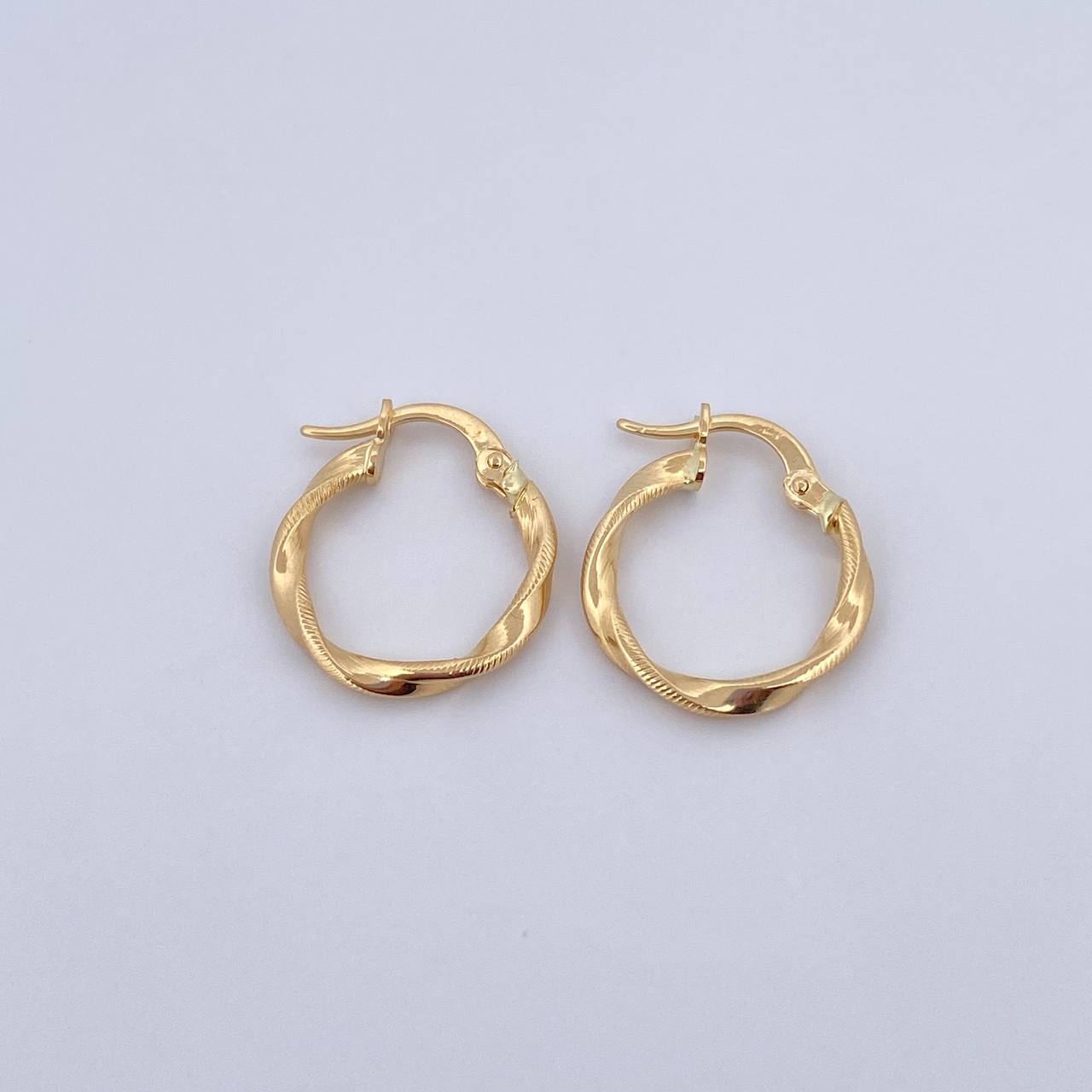 Candongas Deis 1.3gr / 2cm / Rayadas Entorchadas Oro Amarillo 18K $
