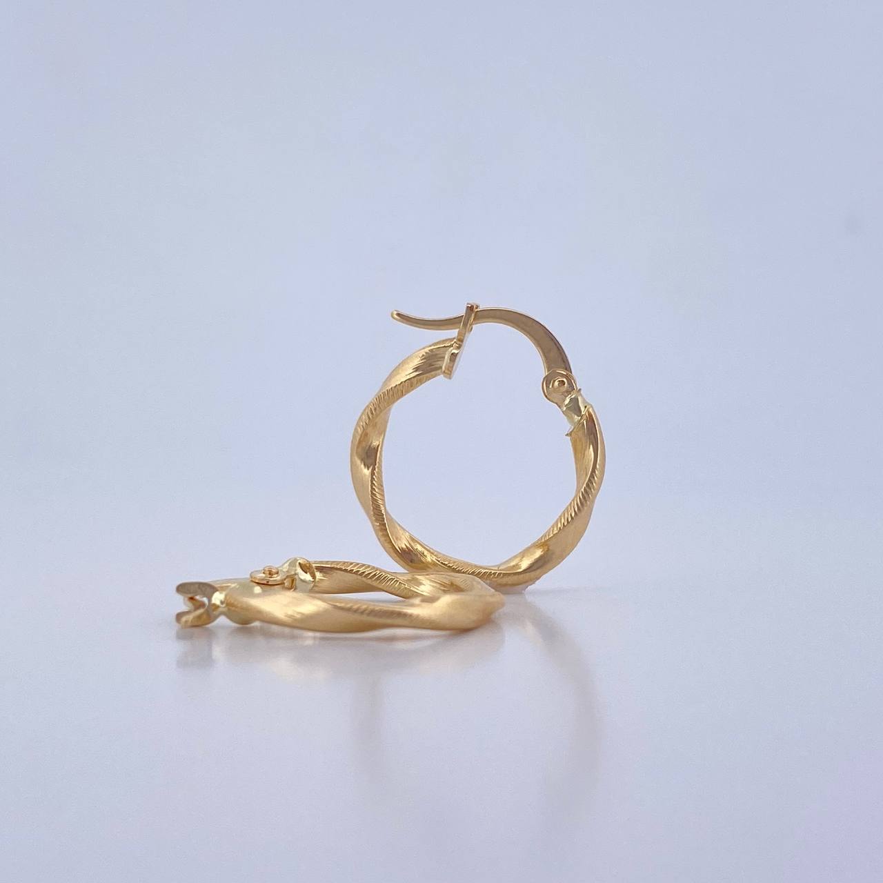 Candongas Deis 1.25gr / 2cm / Rayadas Entorchadas Oro Amarillo 18K $