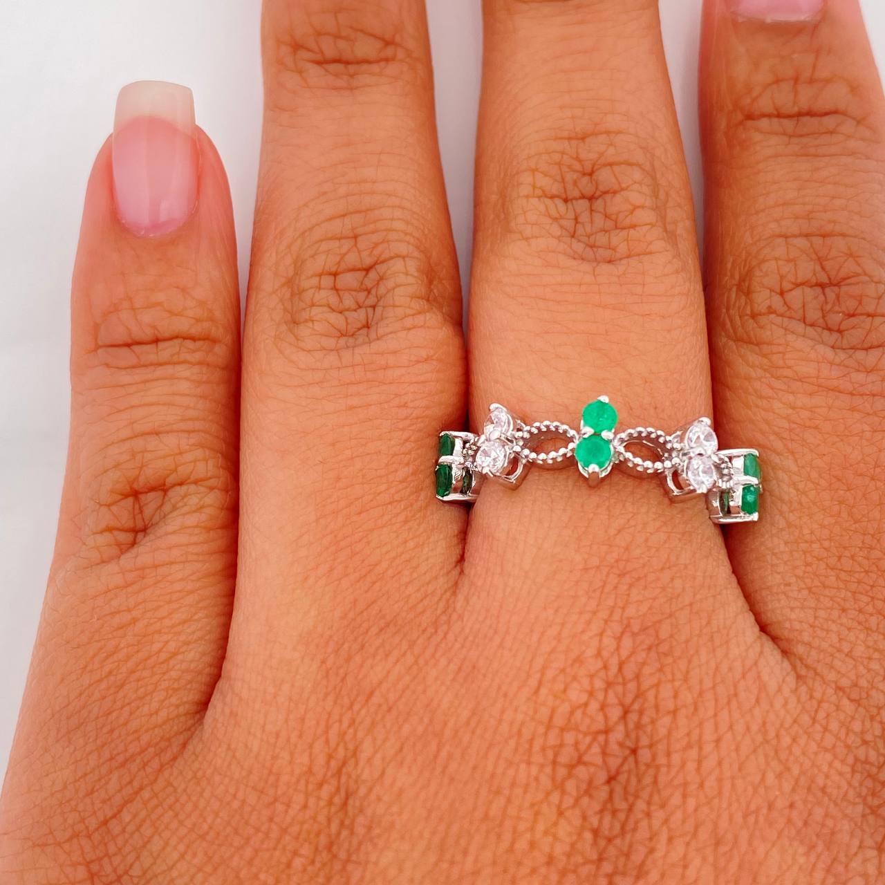 Anillo Infinito Zigzag Esmeralda 39Pts 1.95 g / T8 1/4 Plata 925