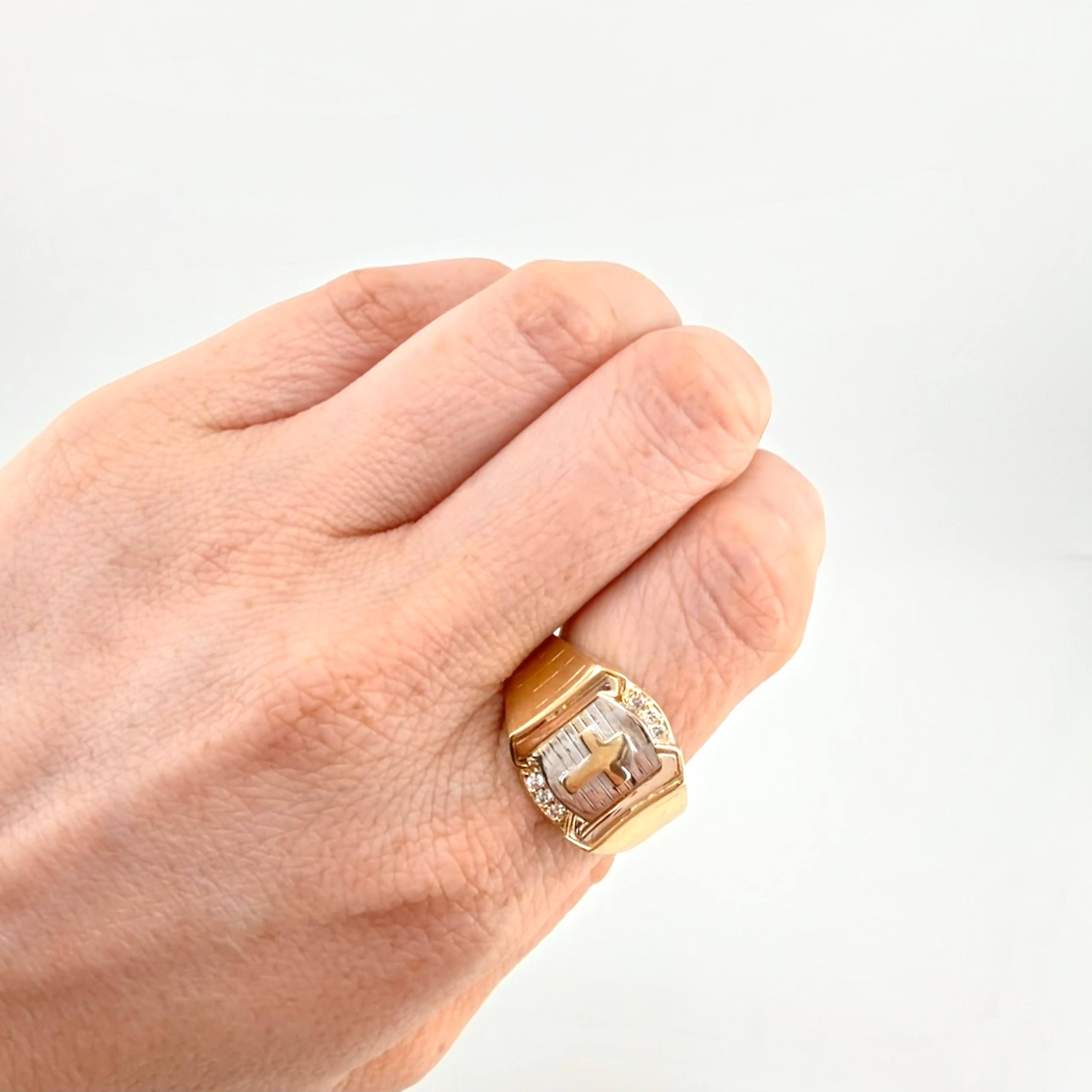 Anillo Escudo Cruz 7.75gr / T10 1/4 / Tres Oros 18K *