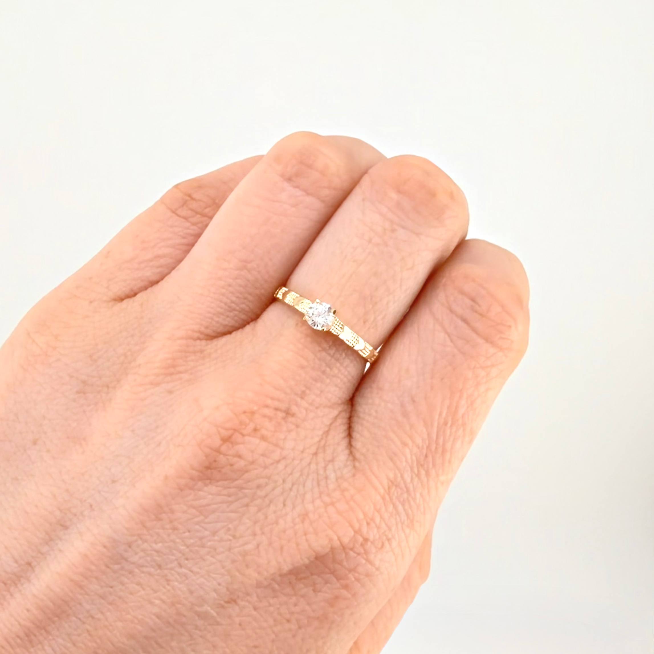 Solitaire Hearts Ring 1.6gr / T6 1/4 / 18K Yellow Gold *