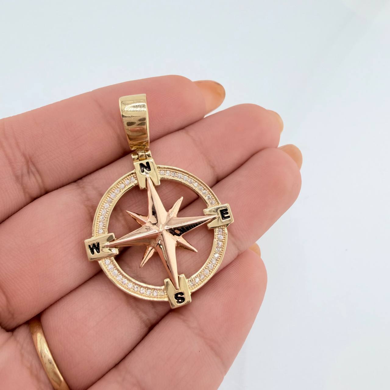 Pendant Compass 7.4gr / 1 1/2 in / Two-tone Yellow Rose 18K Gold