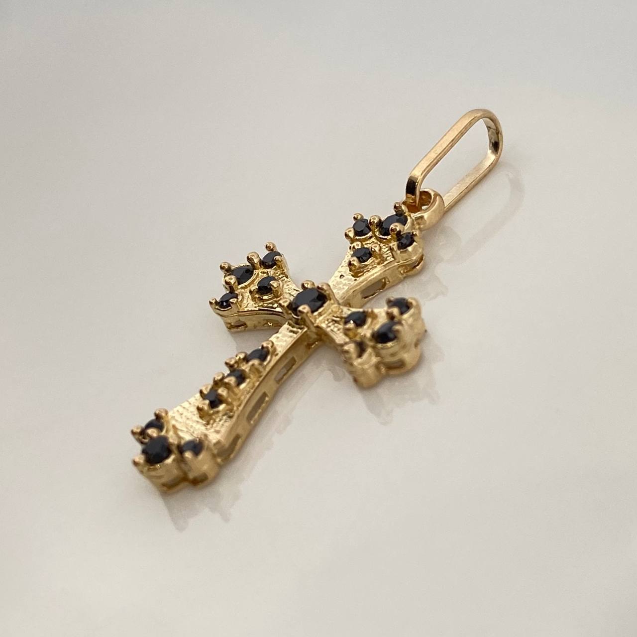 Dije Cruz Gotica 1.3gr / 1 in / Oro Amarillo 18K %
