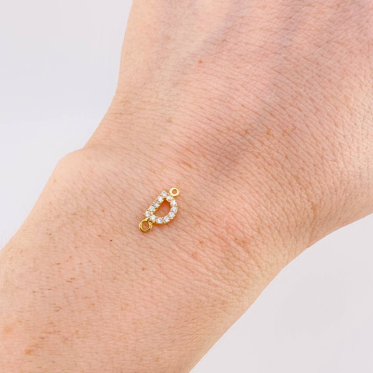 Charm Letter D Dense 0.45g / 1/2 in 18K Yellow Gold