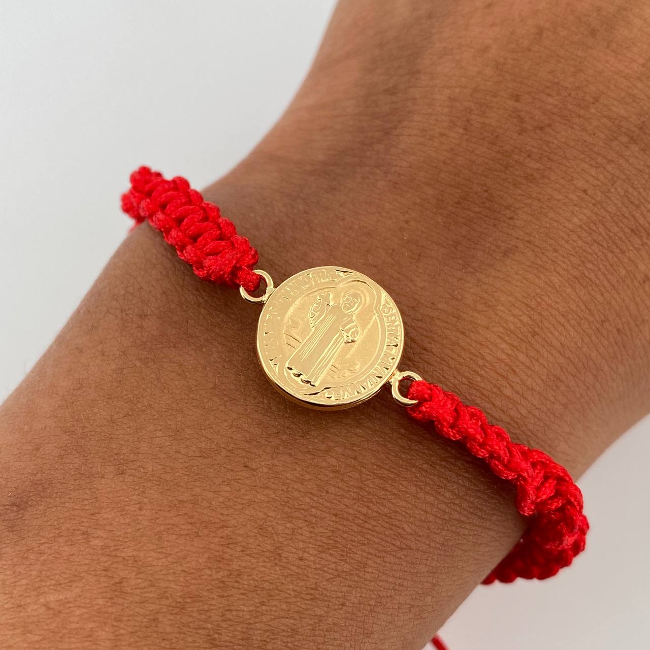 Pulsera Tejida Roja San Benito 0.95gr / Oro Amarillo 18K &