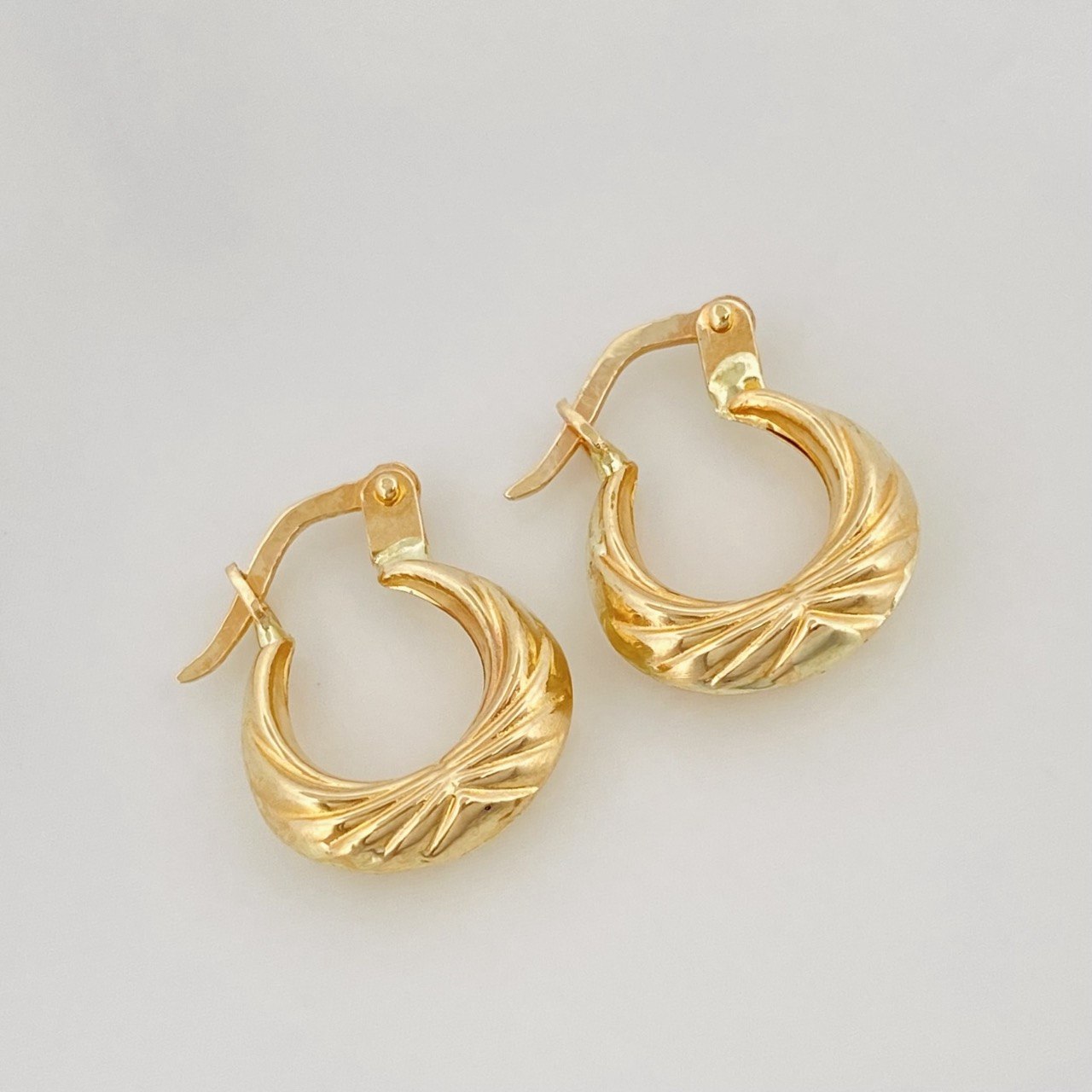 Candongas Mirilla 1.15 g / 1/2 in Oro Amarillo 18K