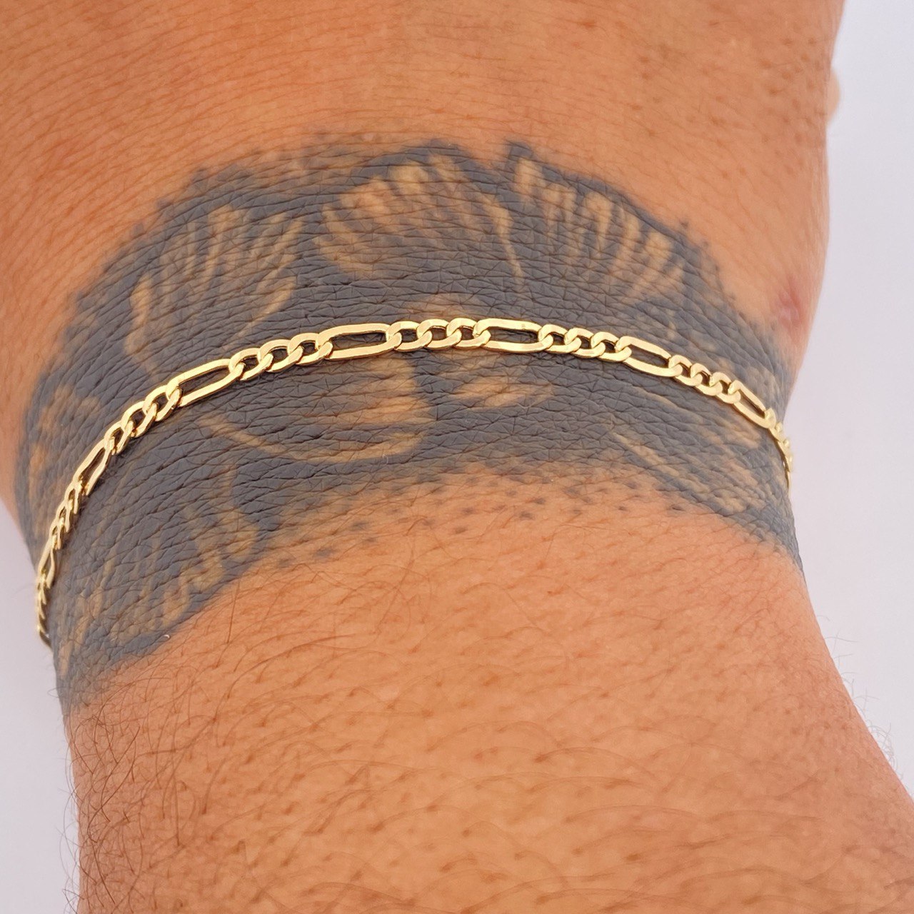 Figaro Bracelet 1.4gr / 7.6in / 18K Gold +1 &