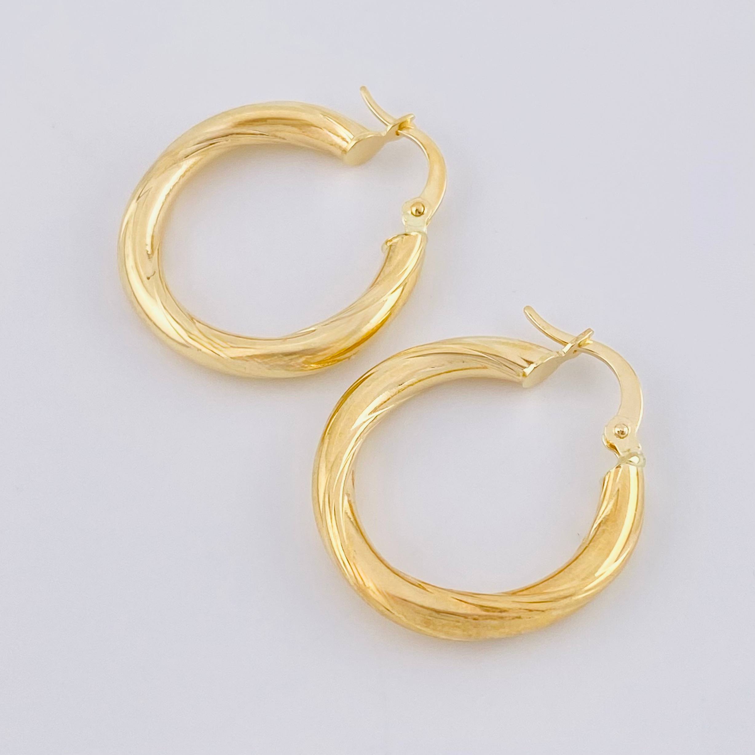 Mary Hoop Earrings 2.85gr / 1 in / 18K Yellow Gold ©