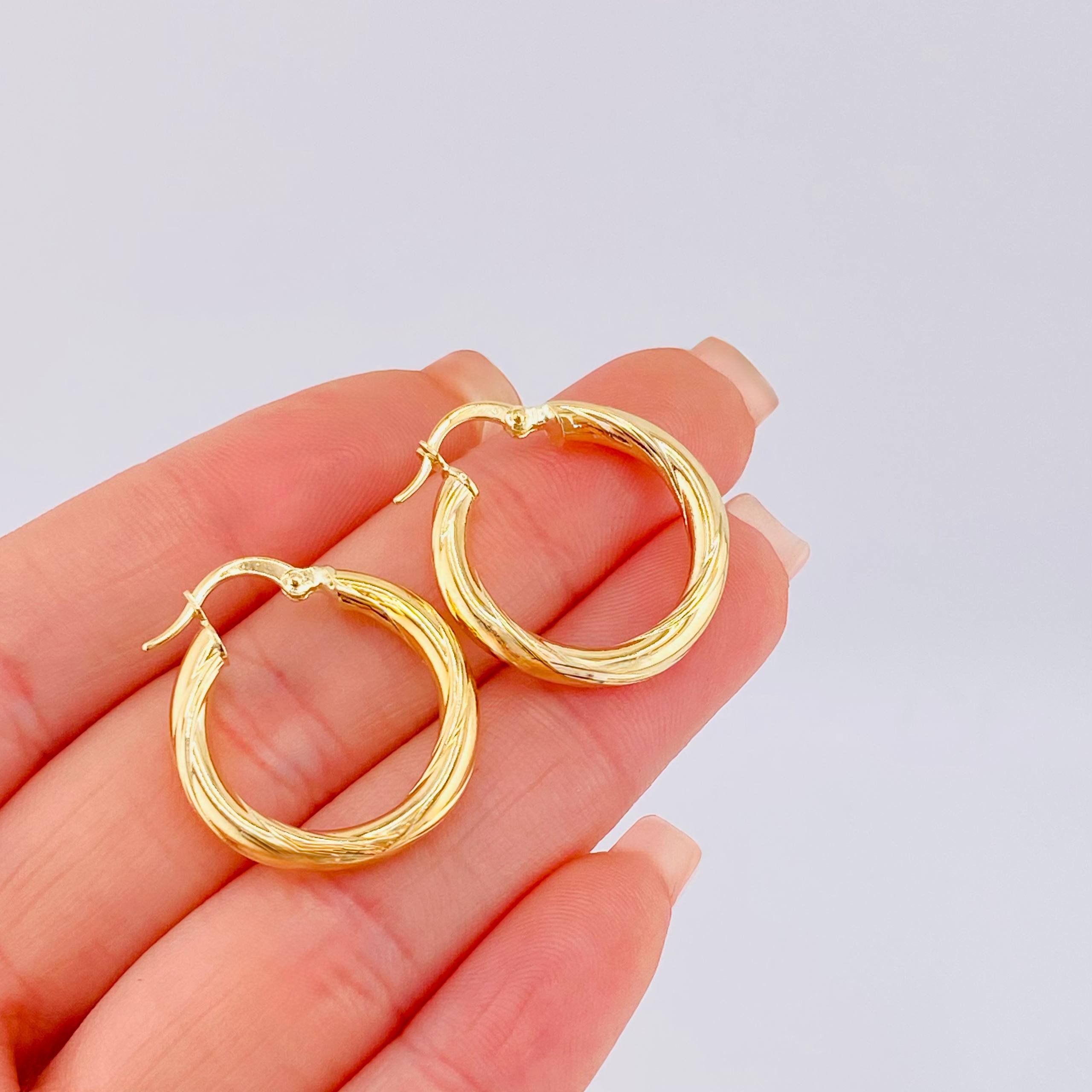 Mary Hoop Earrings 2.85gr / 1 in / 18K Yellow Gold ©