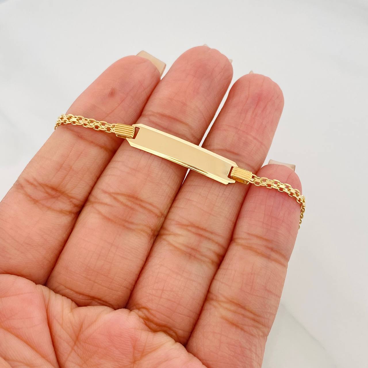 Pulso Placa Rectangular 3.35 g / 6 3/4 in / 1.35 mm Oro Amarillo 18K
