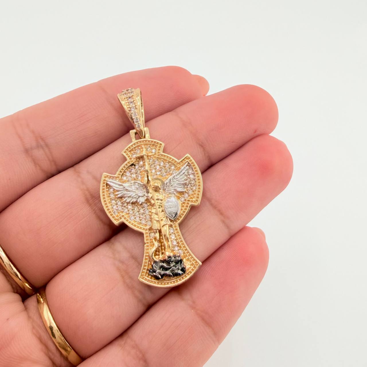 Dije San Miguel Arcangel 8.85gr / 1 1/2 in / Dos Oros Amarillo Blanco 18K