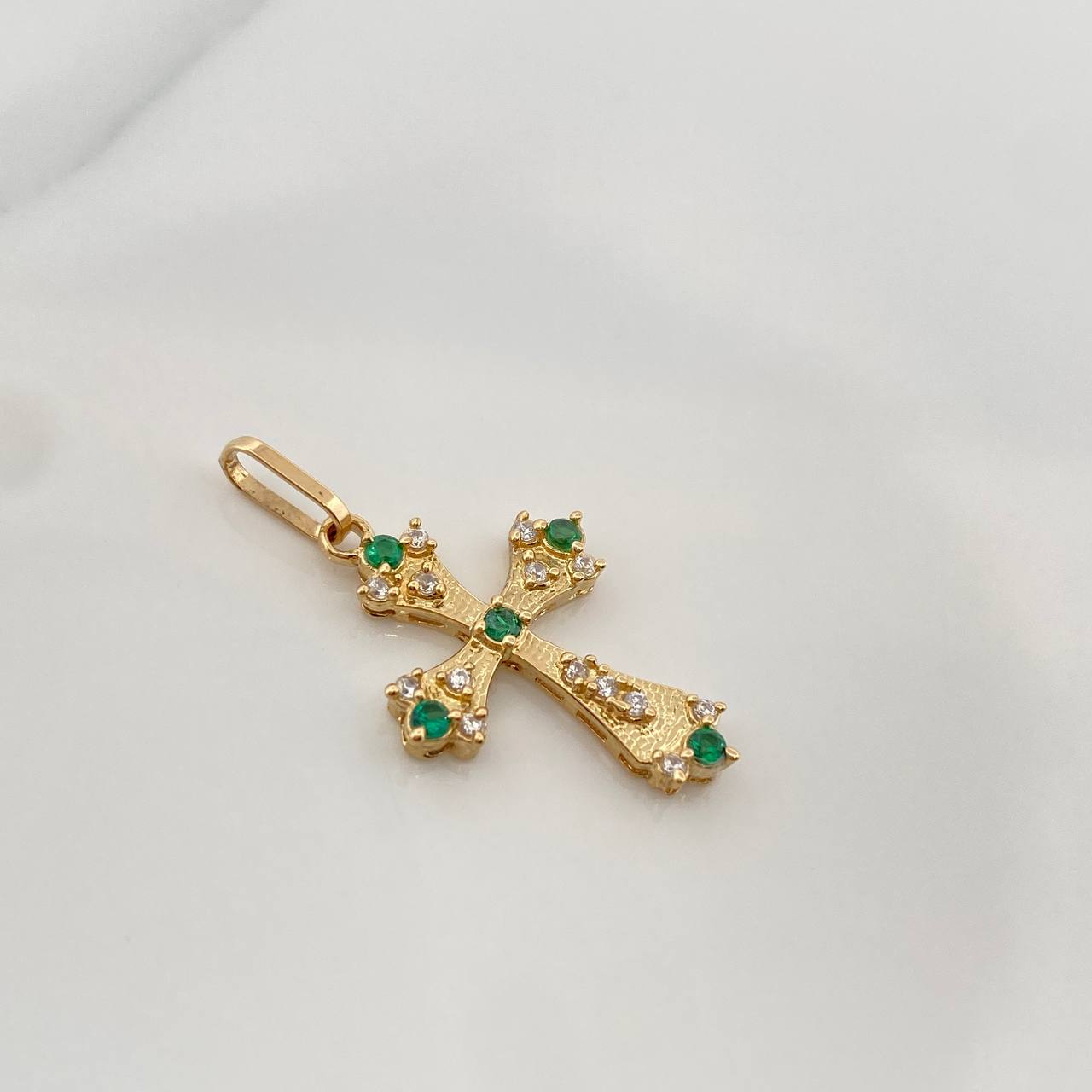 Dije Cruz Gotica 1.35gr / 1 in / Oro Amarillo 18K %