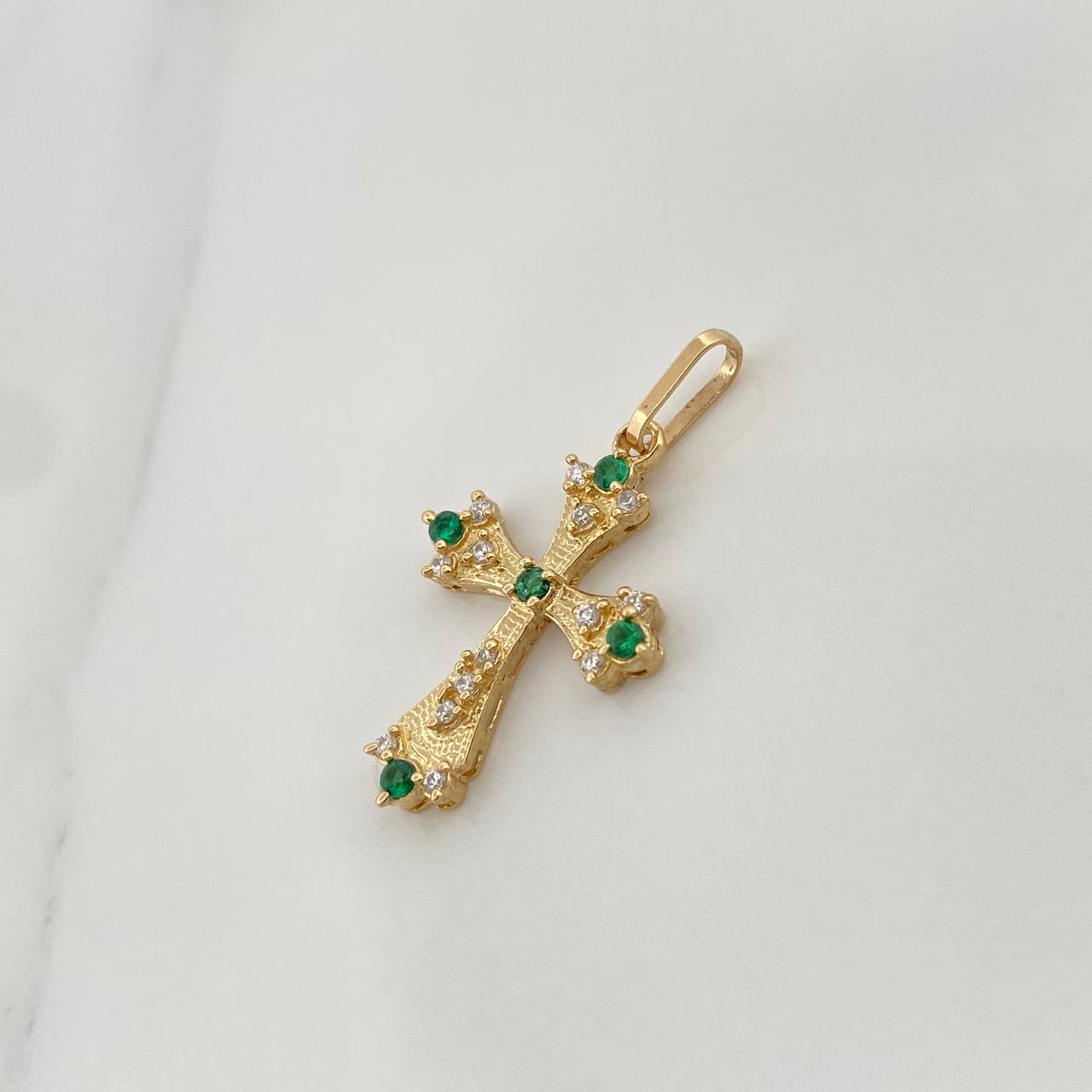 Dije Cruz Gotica 1.35gr / 1 in / Oro Amarillo 18K %