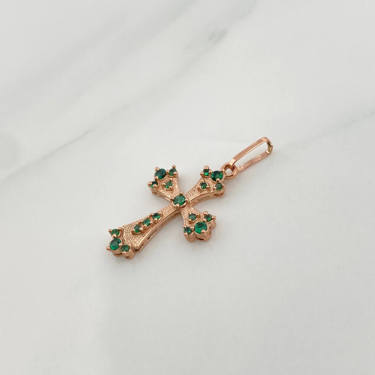 Dije Cruz Gotica 1.2gr / 1 in / Oro Rosa 18K %