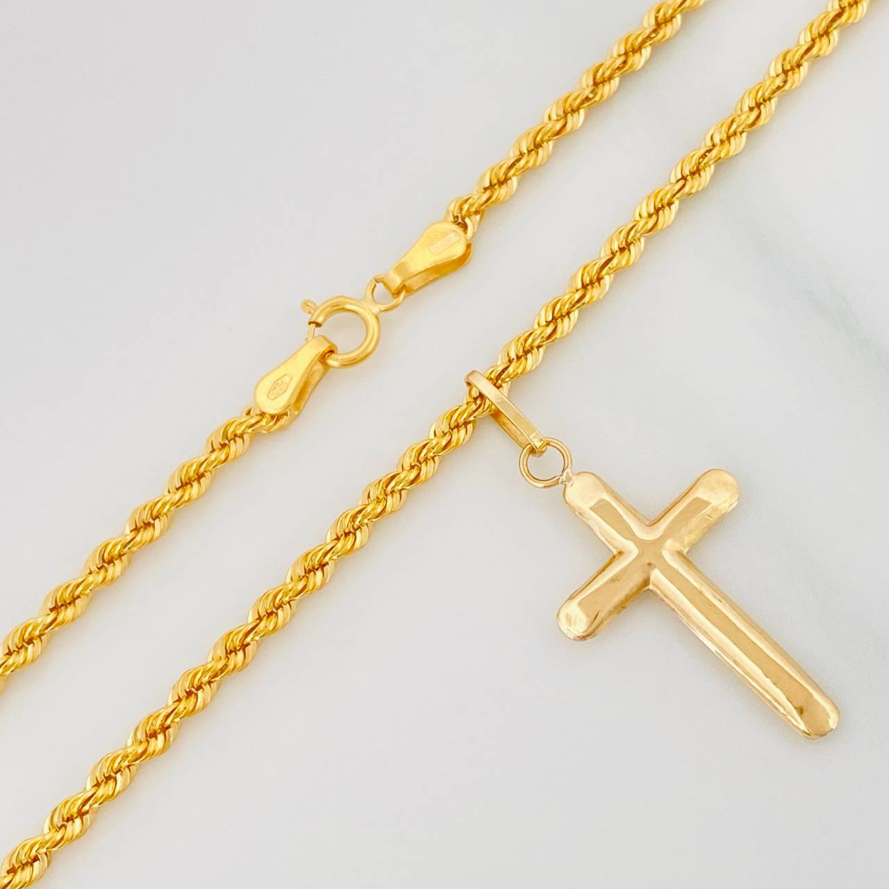 Set Cadena Lazo + Dije Cruz / 3.85 g / 23 1/2 in Oro Amarillo 18K