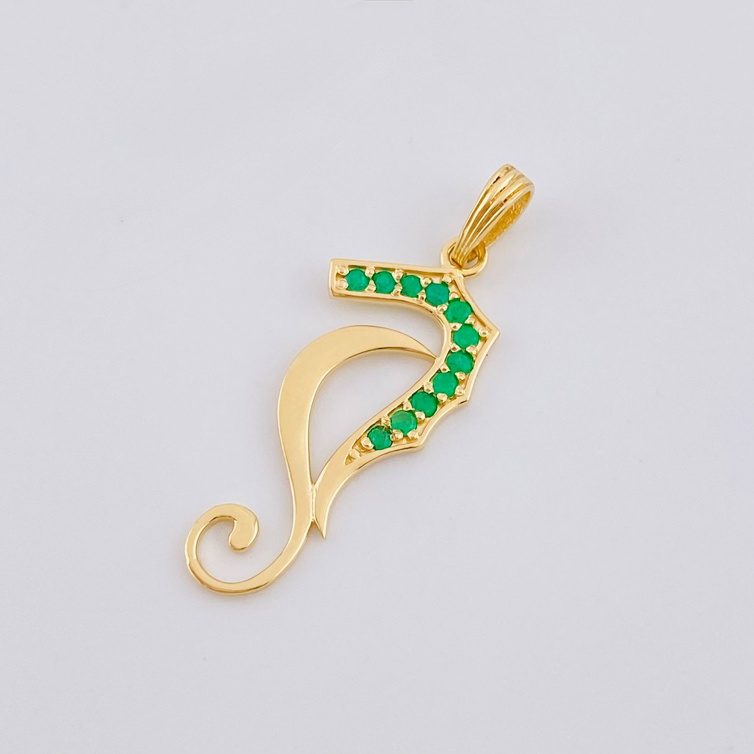 Dije Caballo Abstracto De Mar Esmeraldas 17pts 1.5gr / 1 1/4 in / Oro Amarillo 18K ©