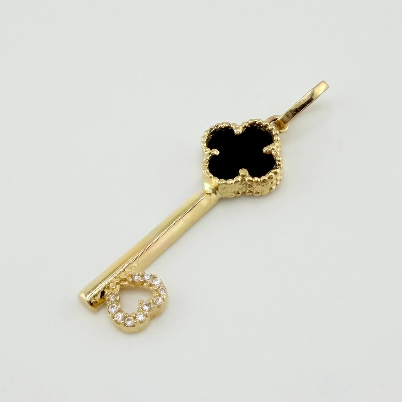 Dije Llave Trebol Negro 2.4gr / 1 1/2 in / Oro Amarillo Nac.Esp. 18K