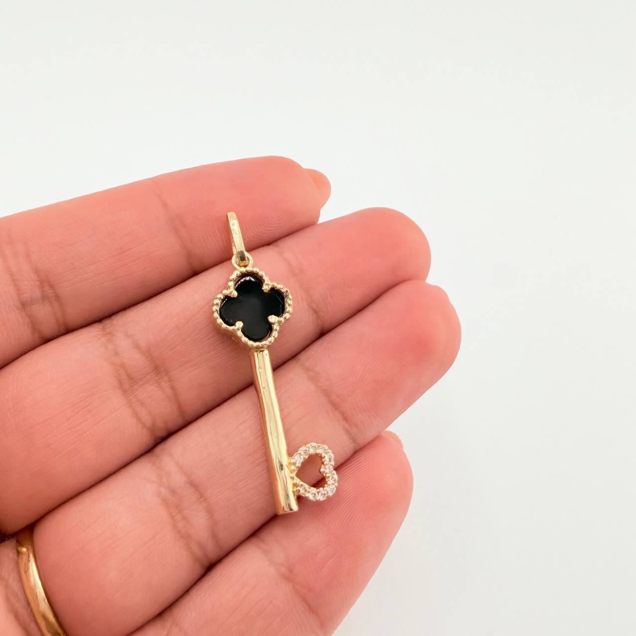 Dije Llave Trebol Negro 2.4gr / 1 1/2 in / Oro Amarillo Nac.Esp. 18K