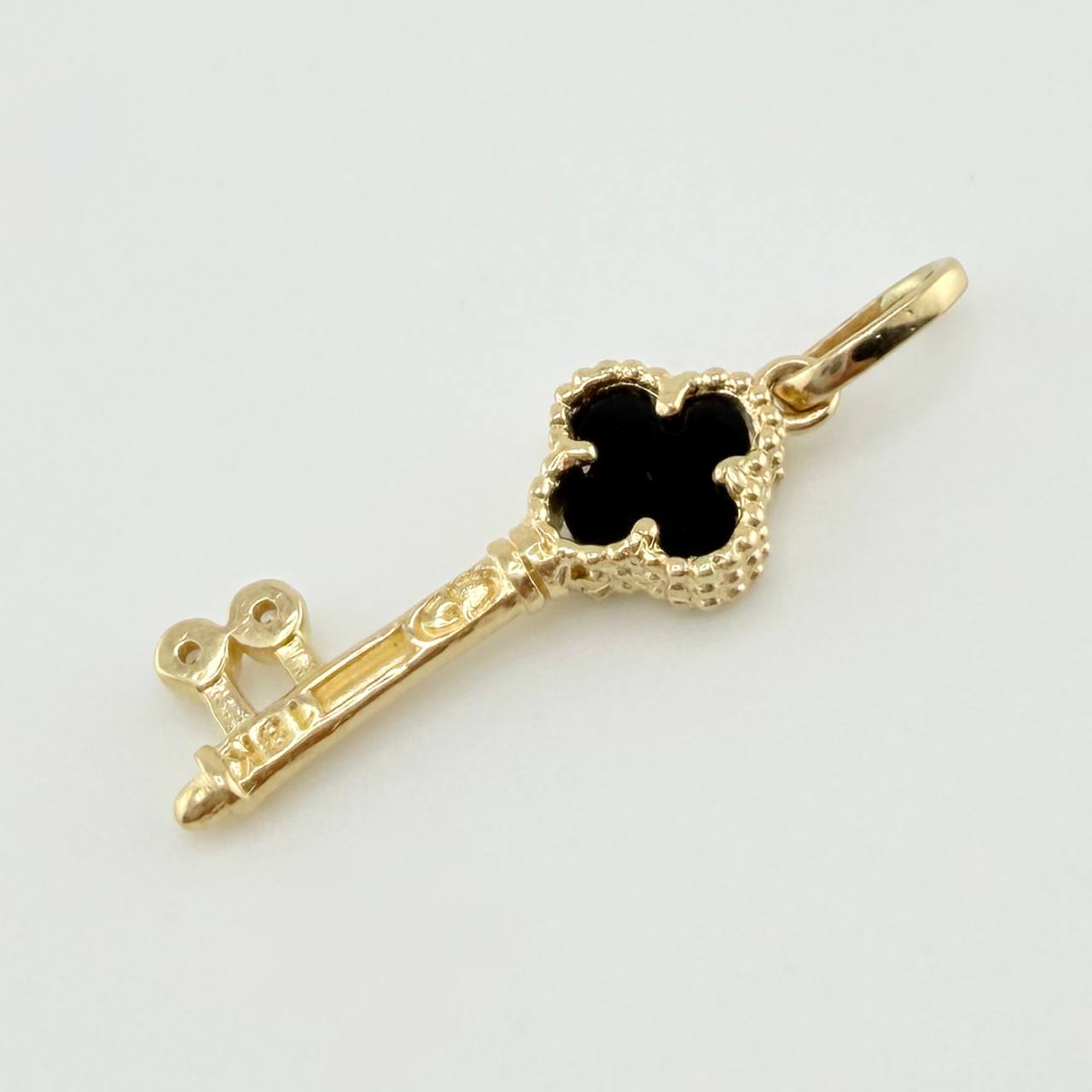 Dije Llave Trebol Negro 1.5gr / 1 in / Oro Amarillo 18K
