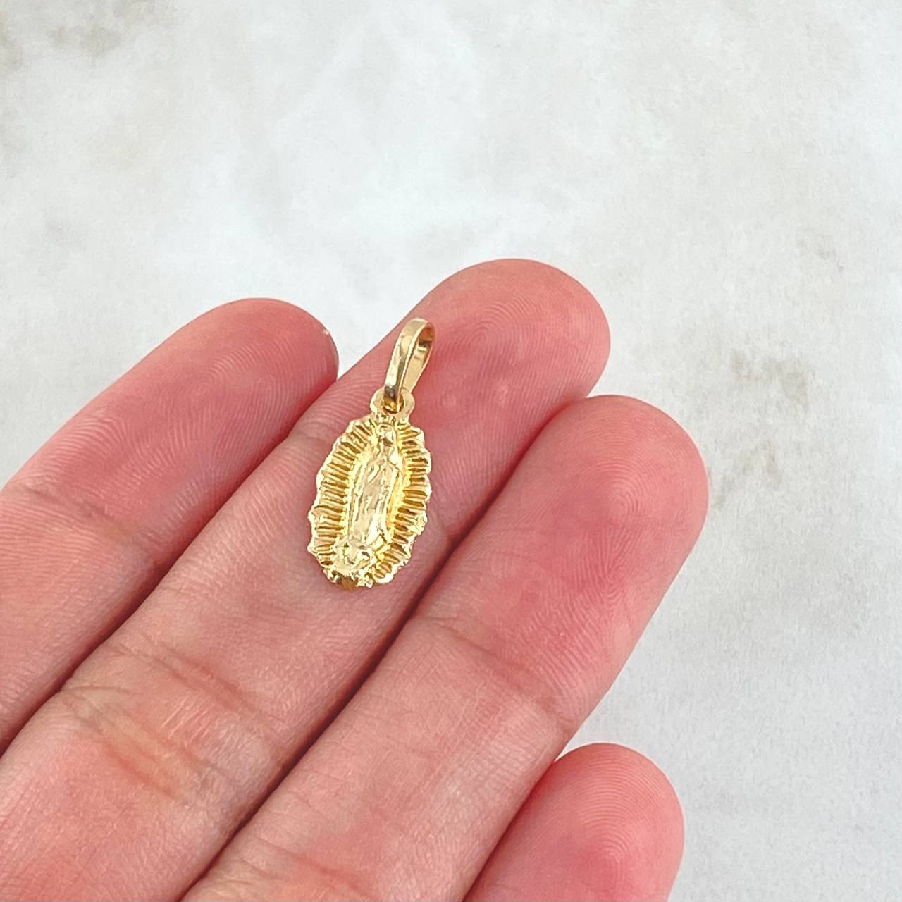 Pendant Virgin Guadalupe 0.95gr / 0.8in / Silhouette 18K Gold
